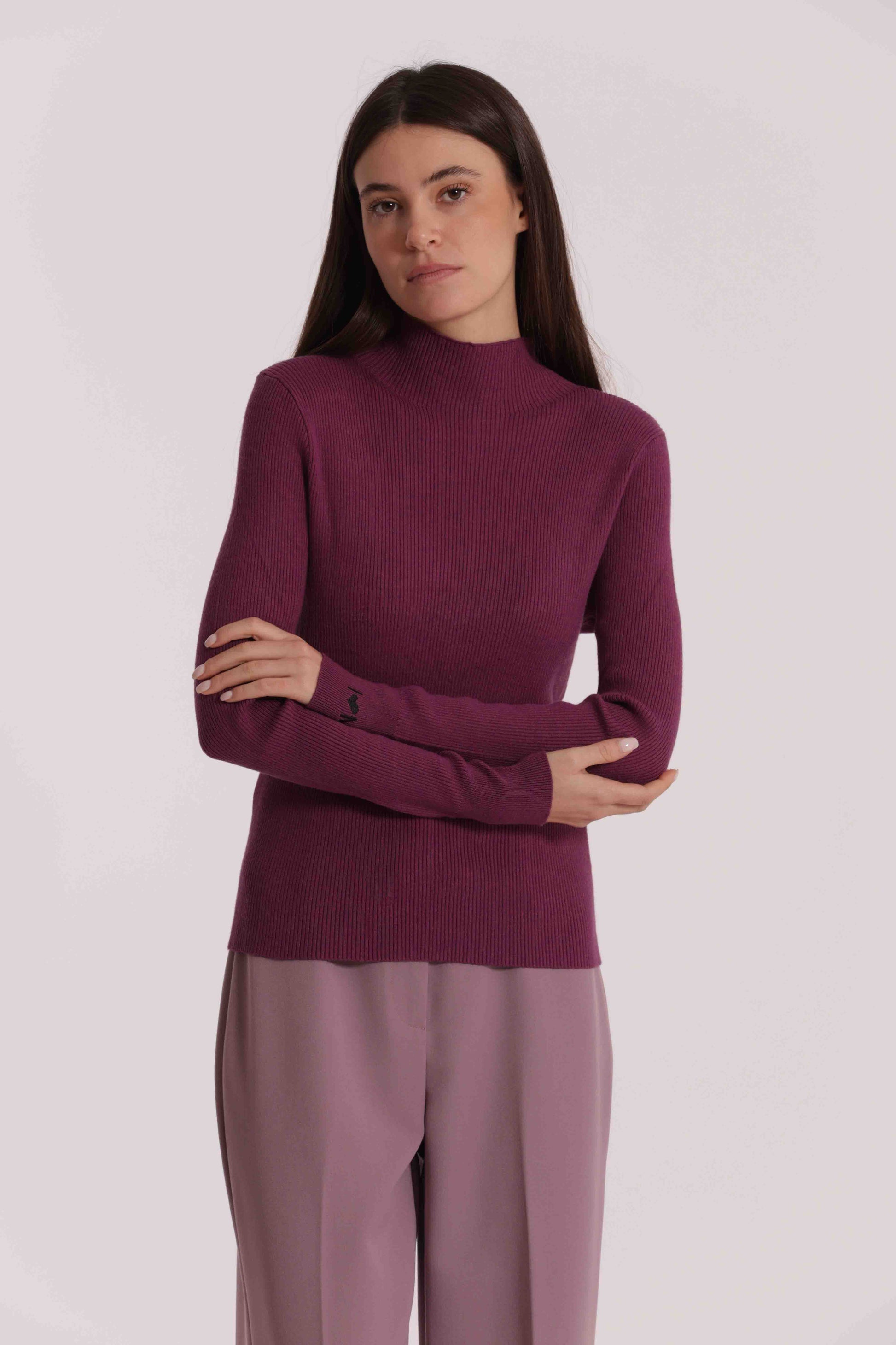 MAGLIA CON RICAMO SUL POLSO