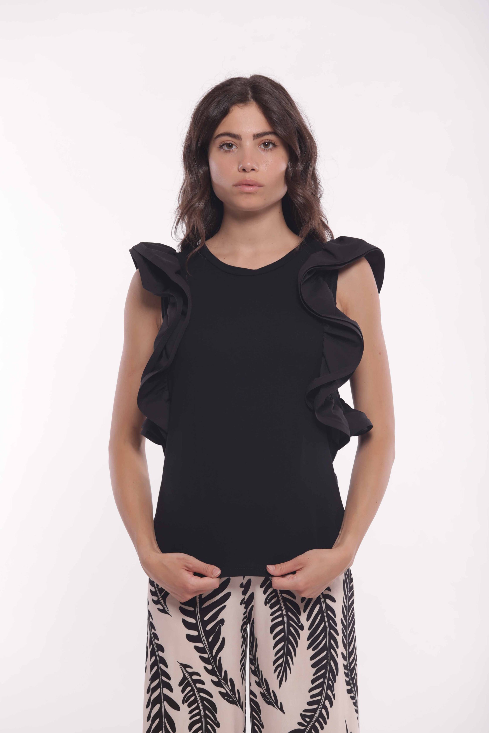 T-SHIRT CON VOULANT "RIGIDE" SU MANICHE