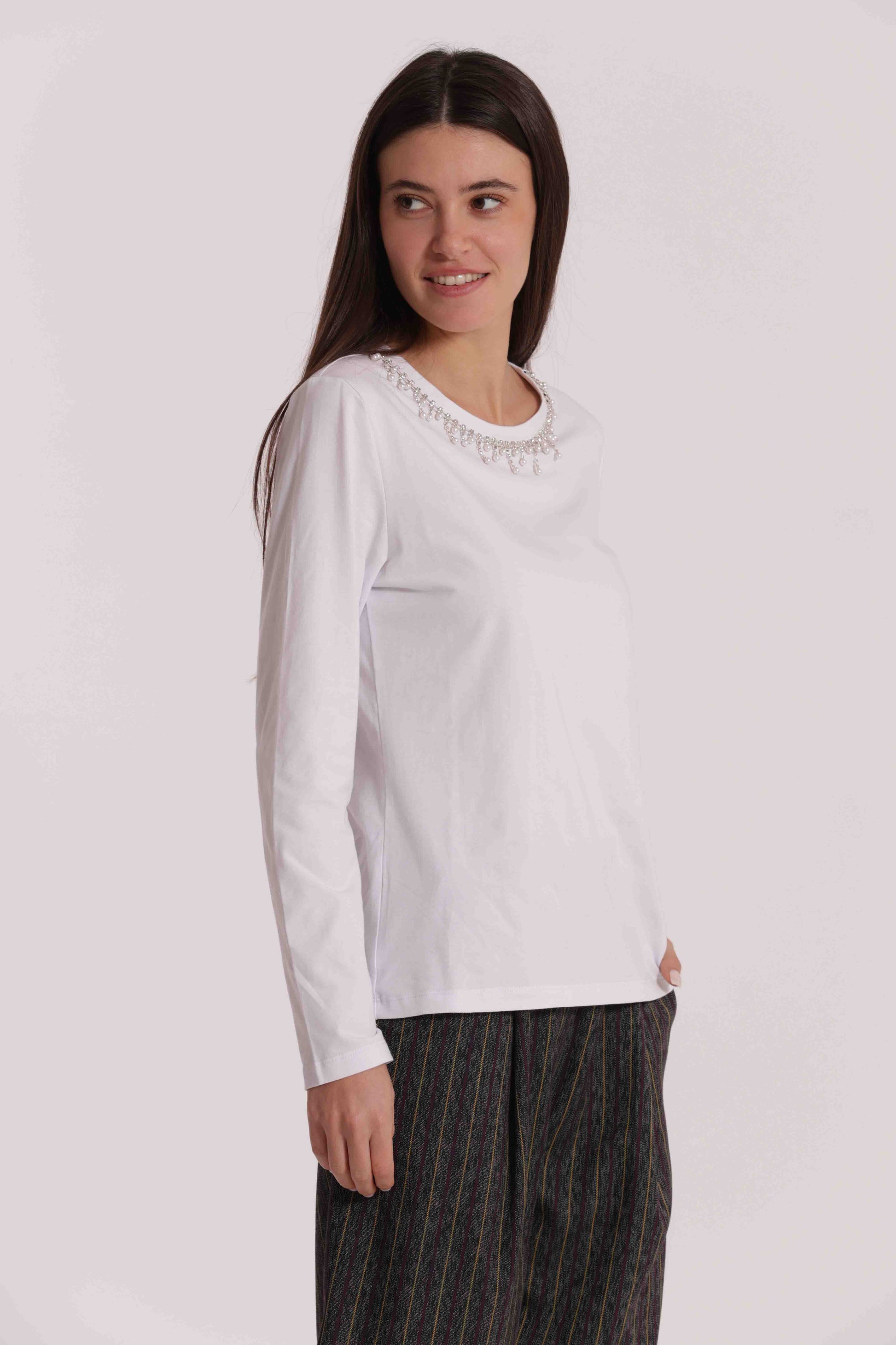 T-SHIRT CON COLLETTO DECORATO