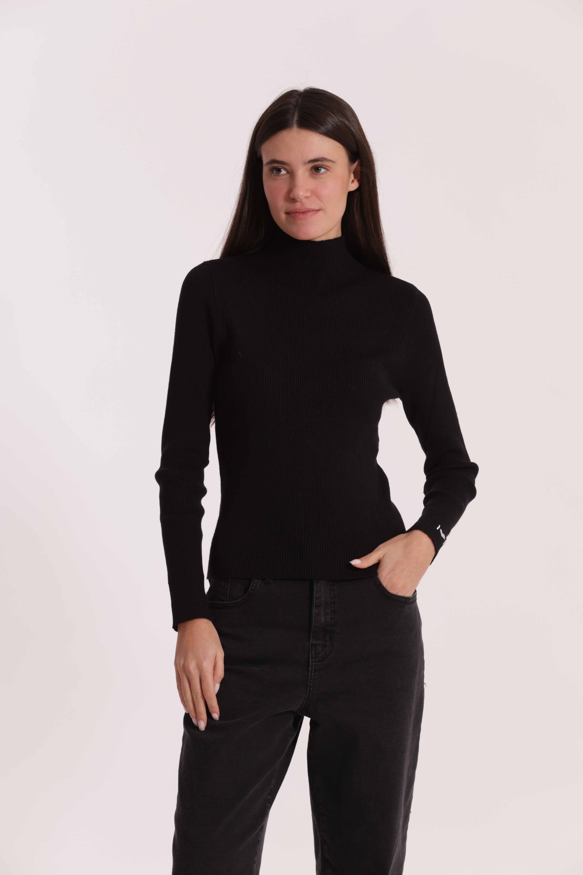 MAGLIA CON RICAMO SUL POLSO