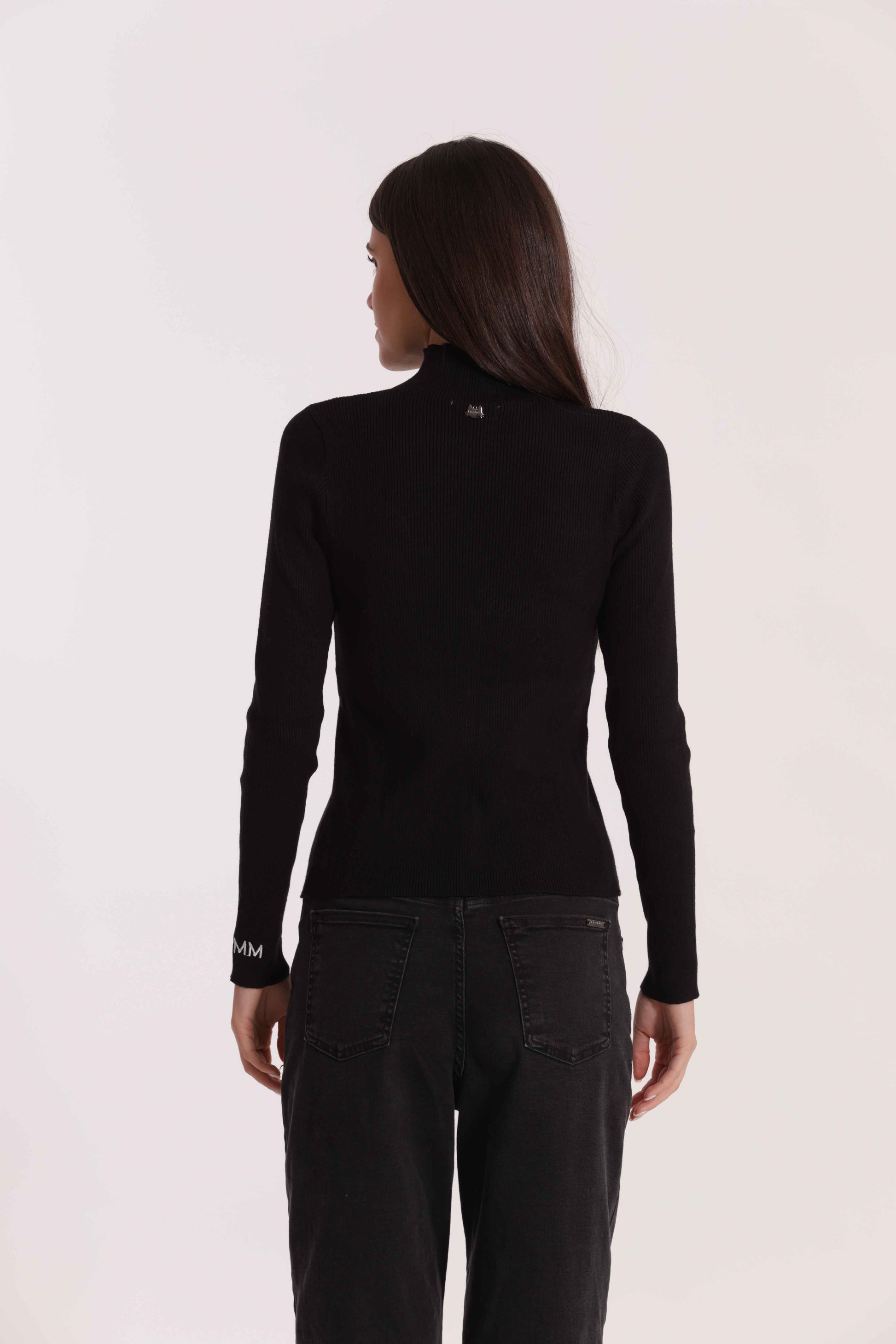 MAGLIA CON RICAMO SUL POLSO