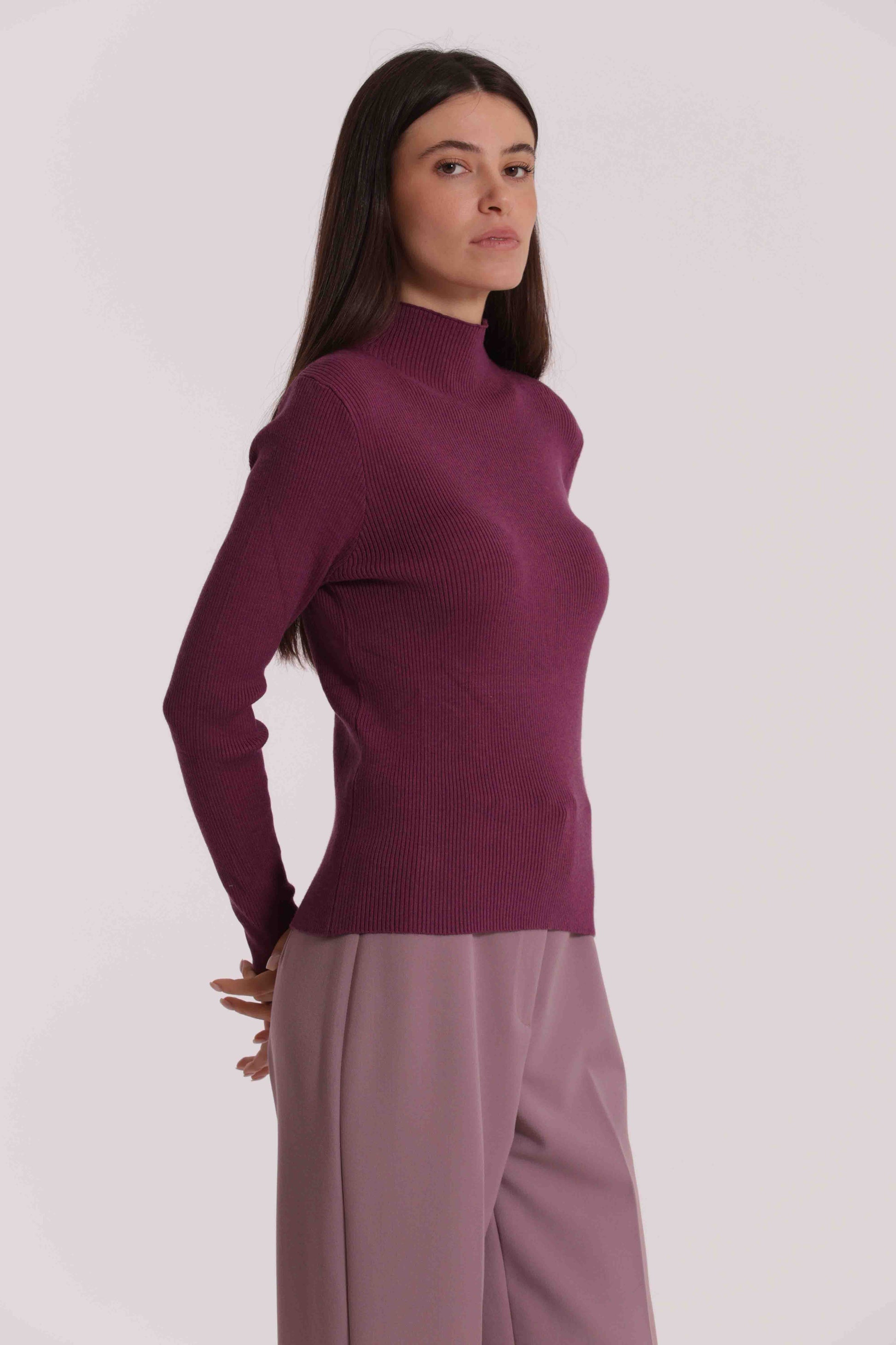 MAGLIA CON RICAMO SUL POLSO