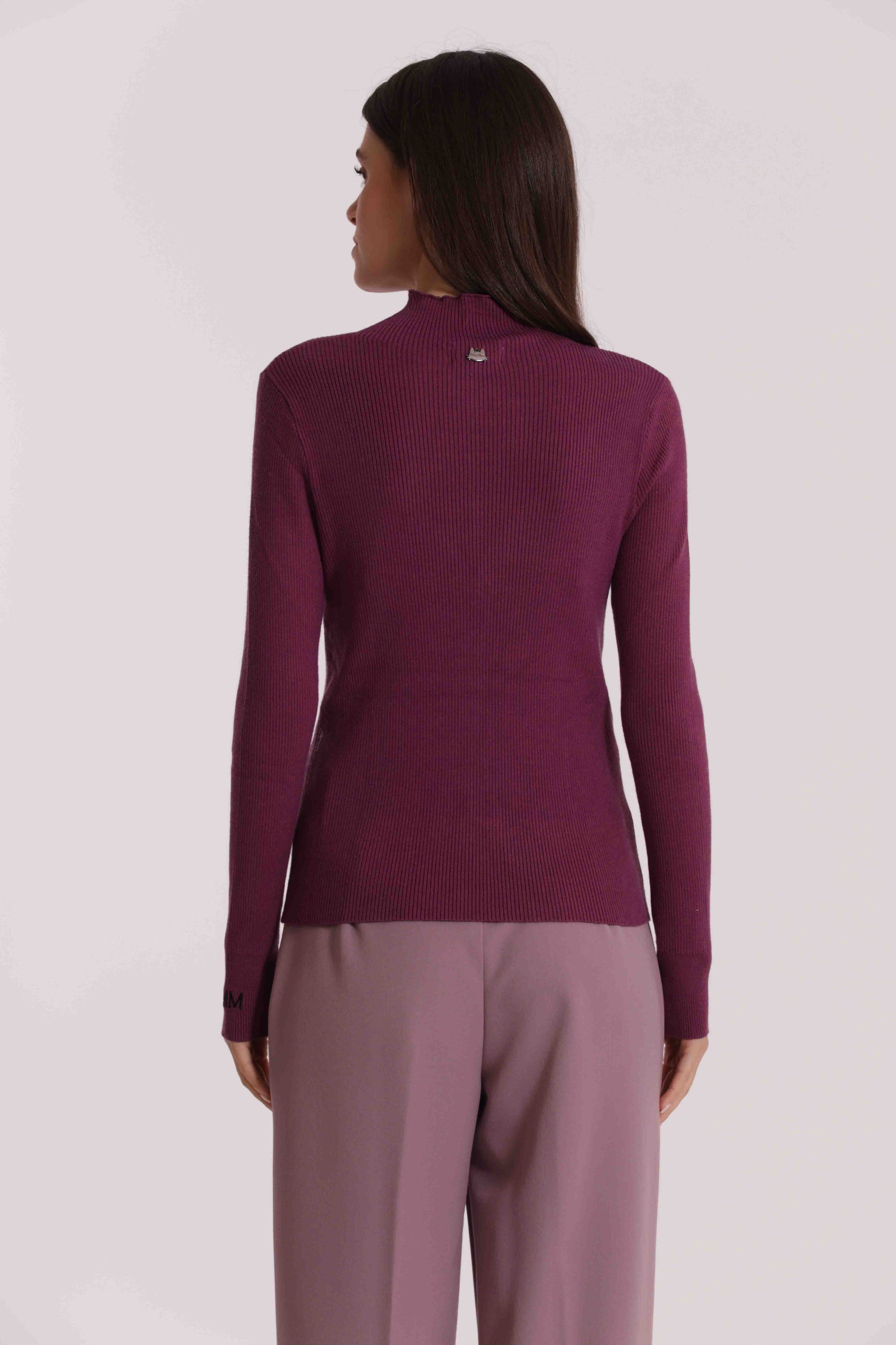 MAGLIA CON RICAMO SUL POLSO