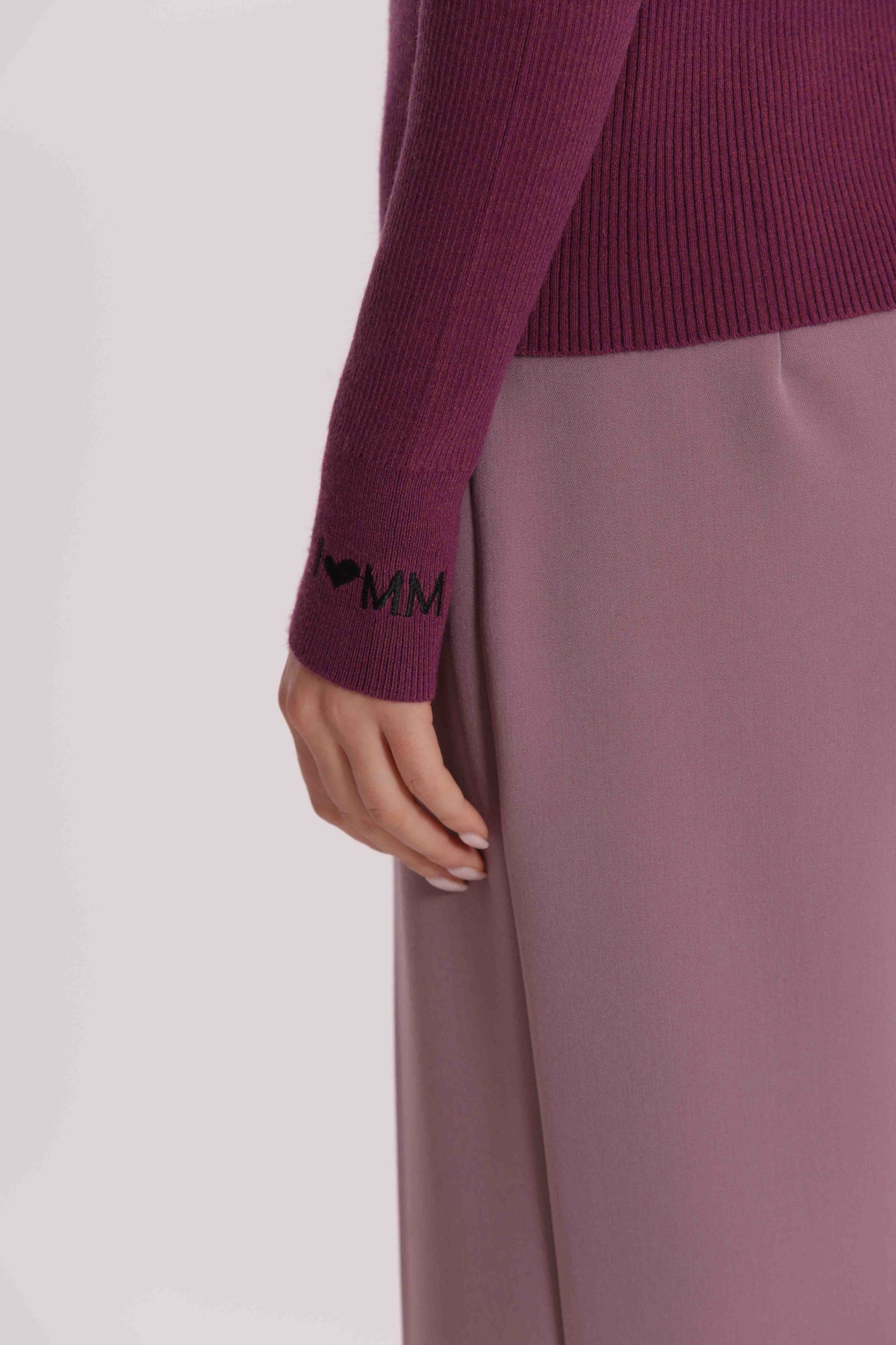 MAGLIA CON RICAMO SUL POLSO