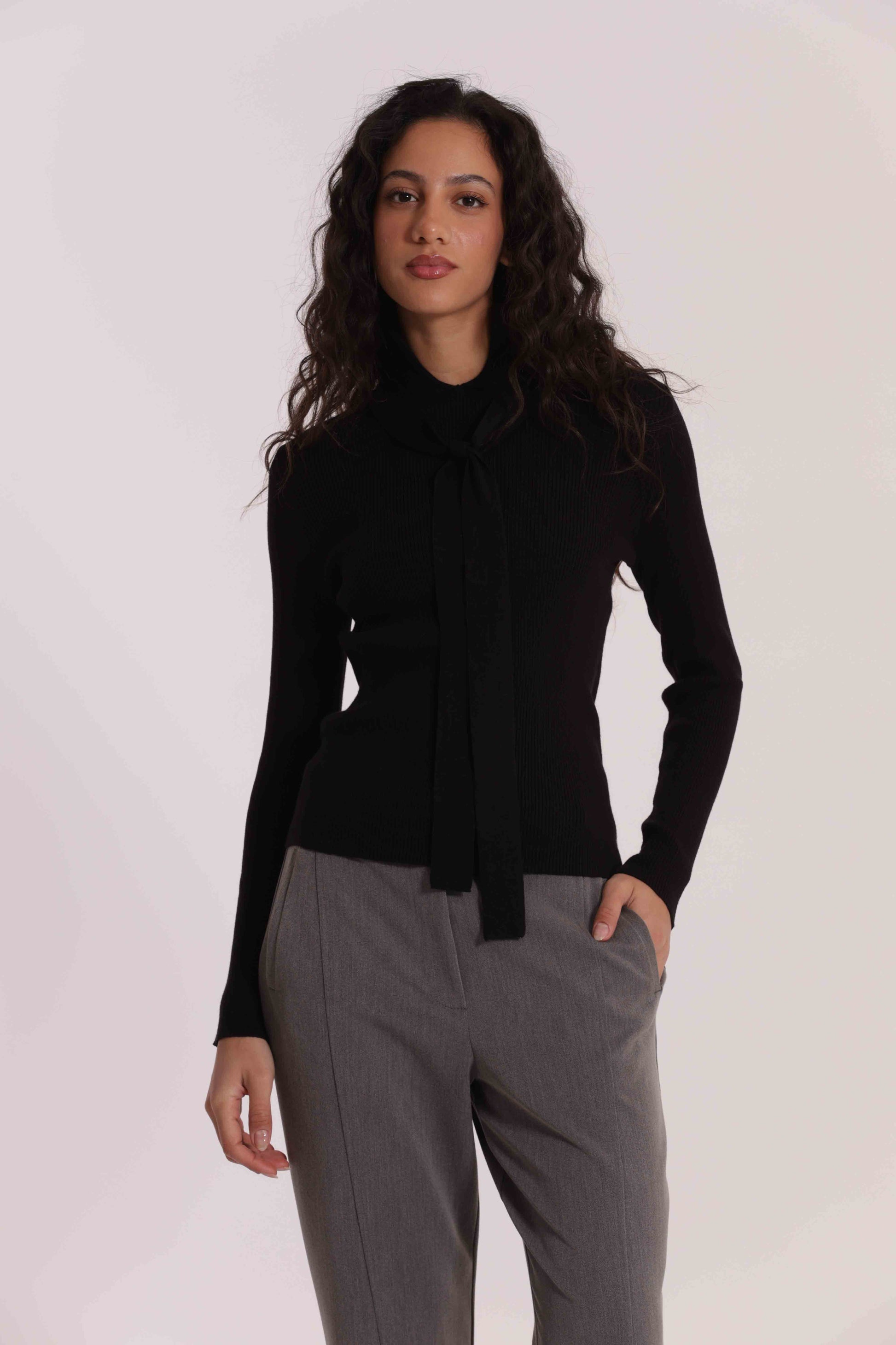 MAGLIA CON DETTAGLIO CRAVATTINO