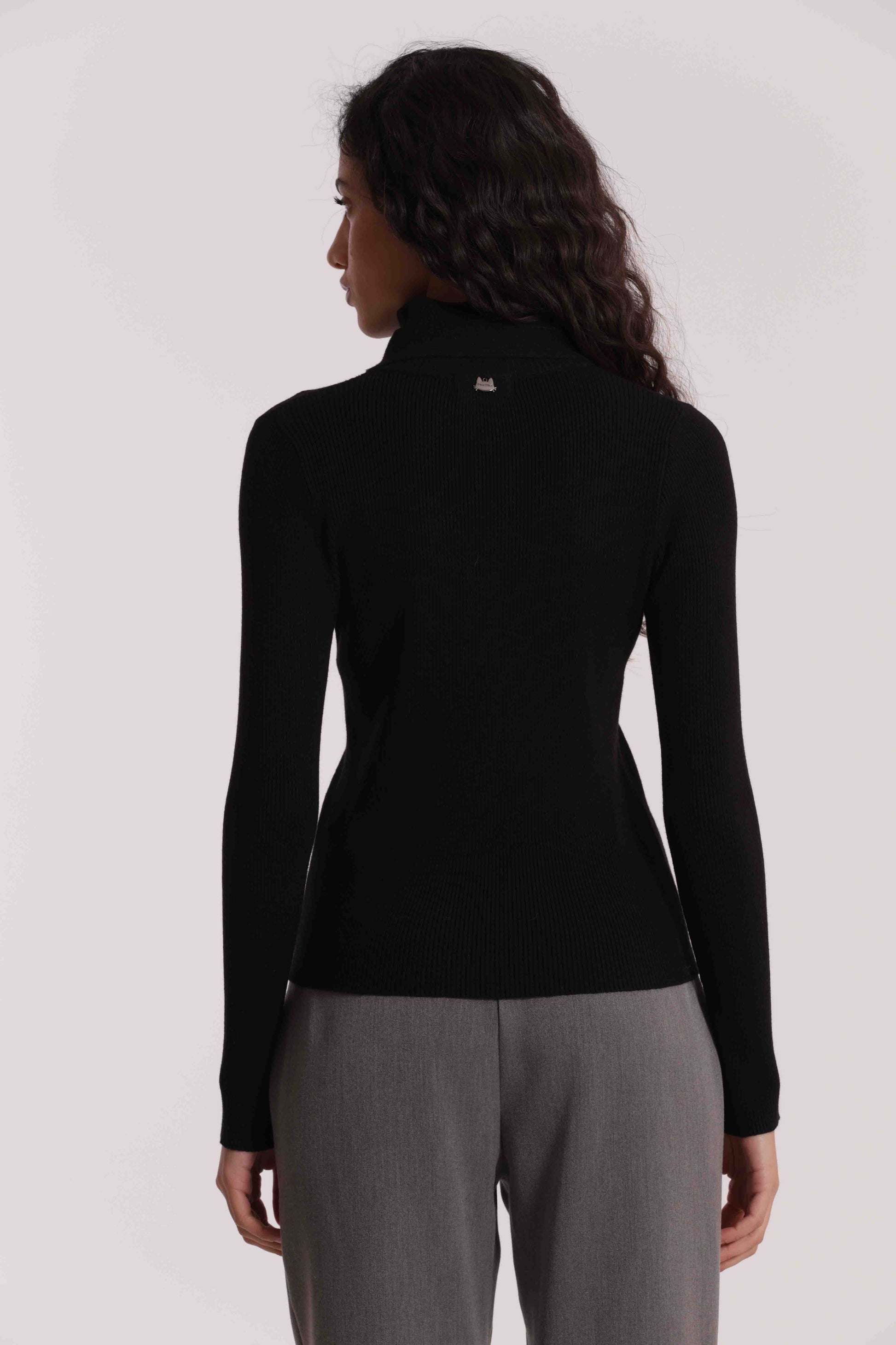 MAGLIA CON DETTAGLIO CRAVATTINO