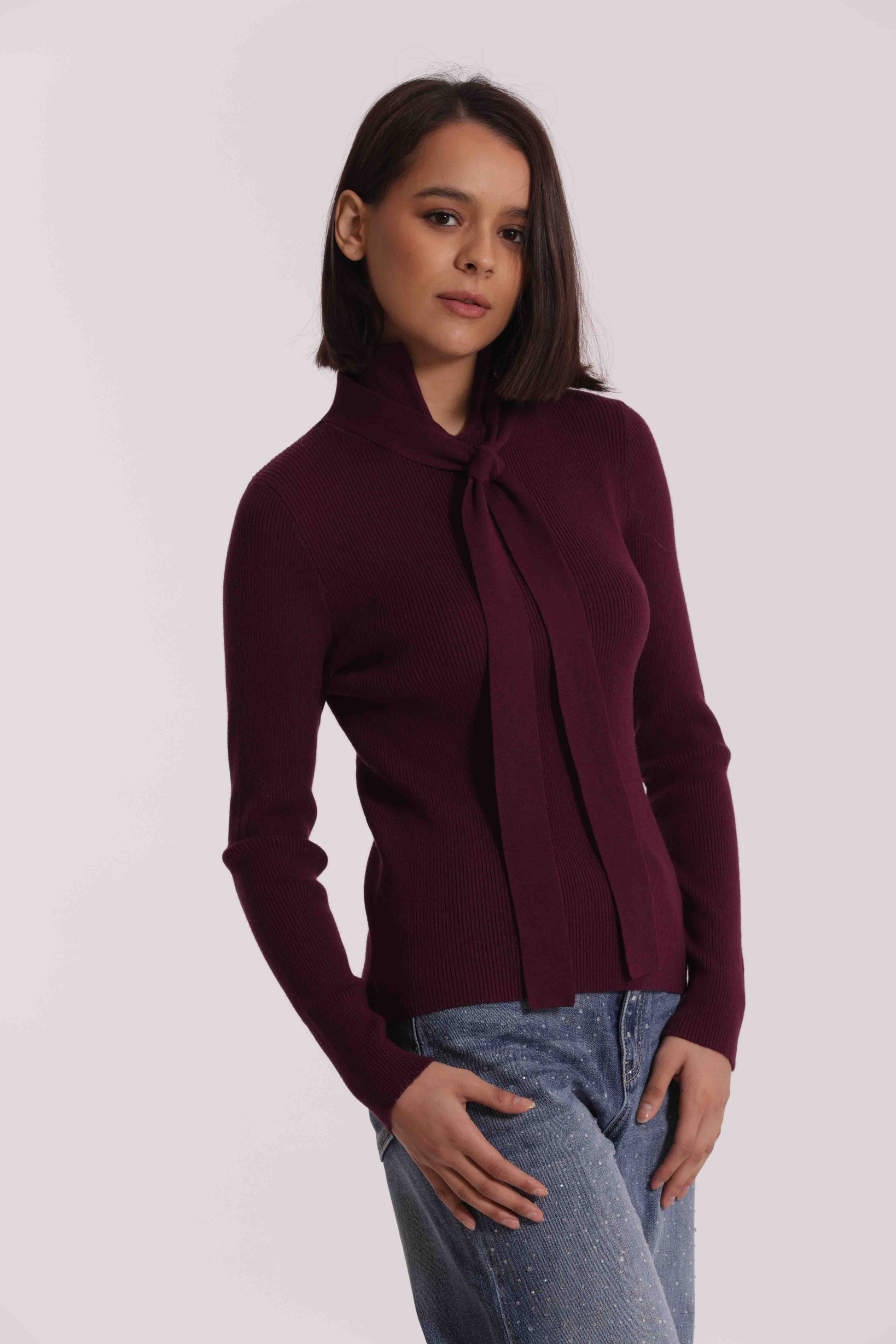 MAGLIA CON DETTAGLIO CRAVATTINO