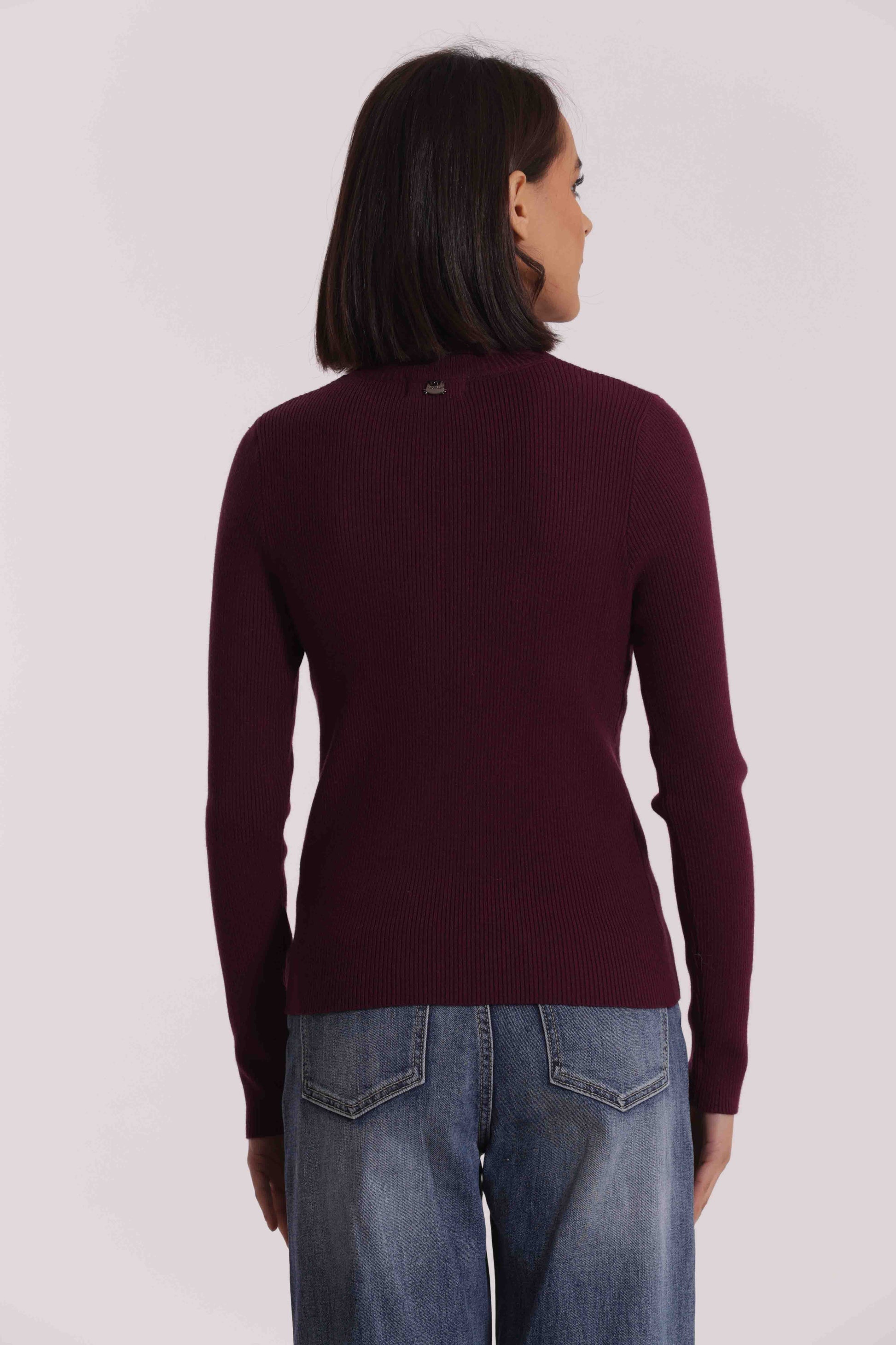 MAGLIA CON DETTAGLIO CRAVATTINO