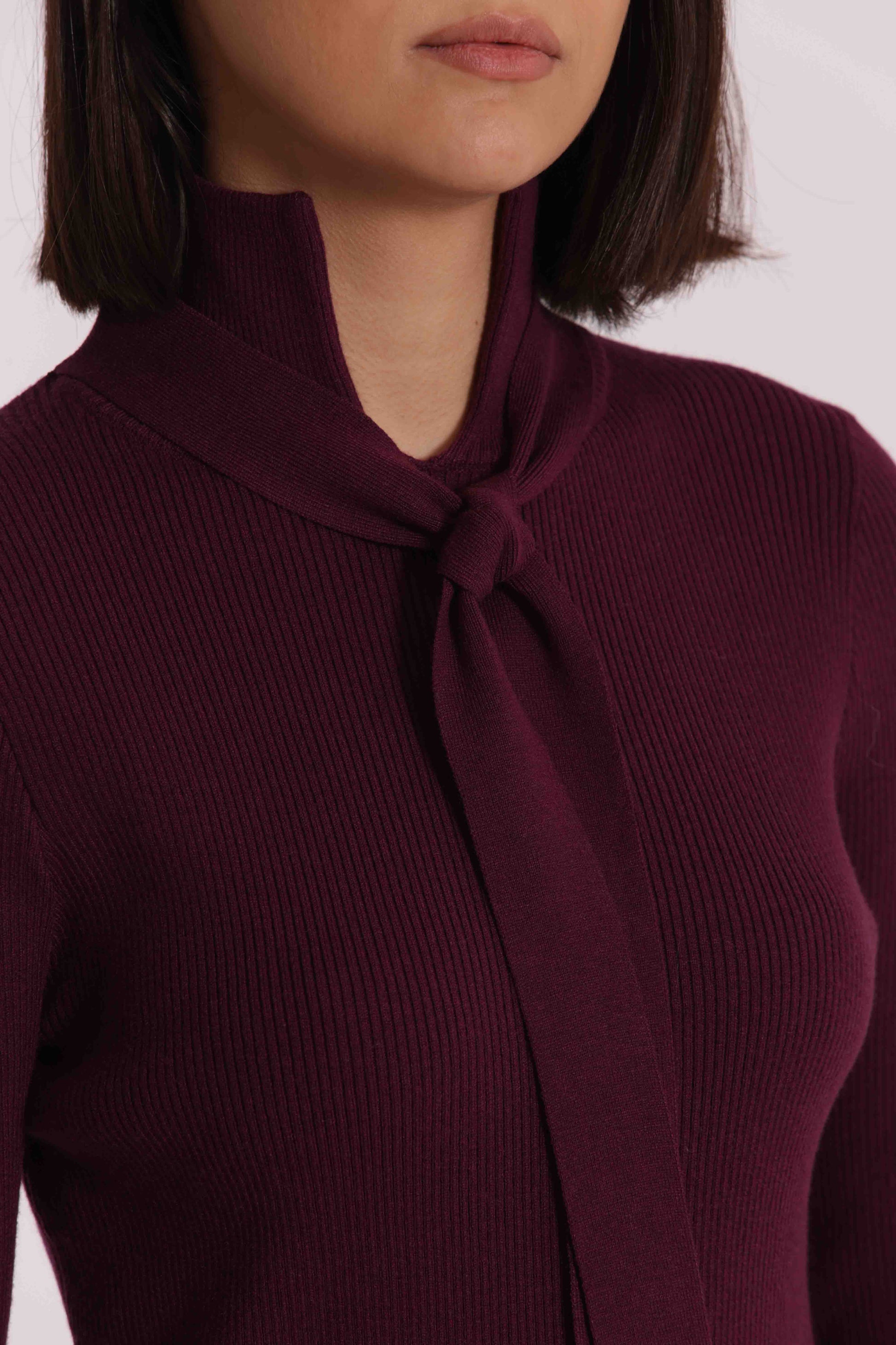 MAGLIA CON DETTAGLIO CRAVATTINO
