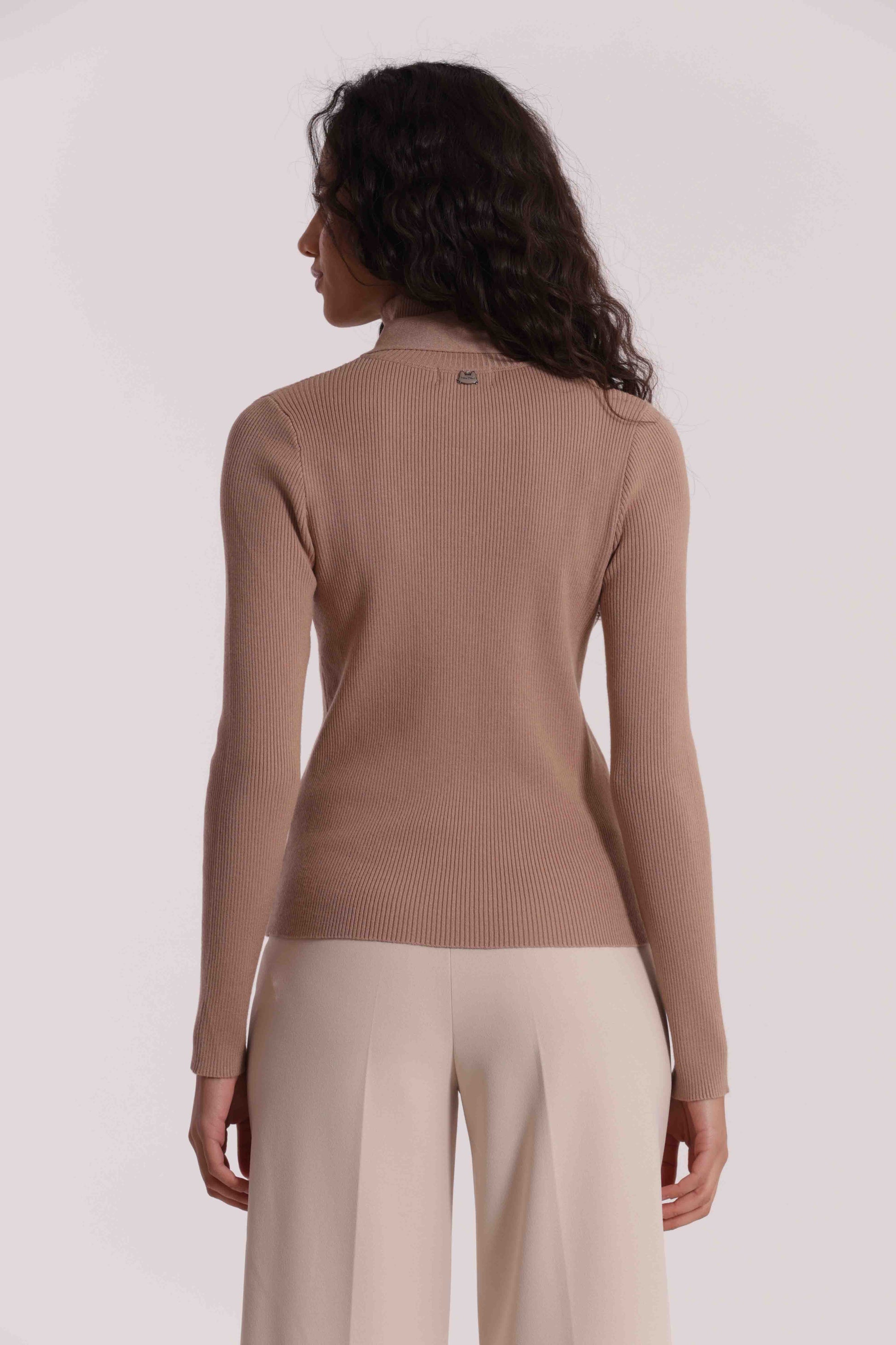 MAGLIA CON DETTAGLIO CRAVATTINO