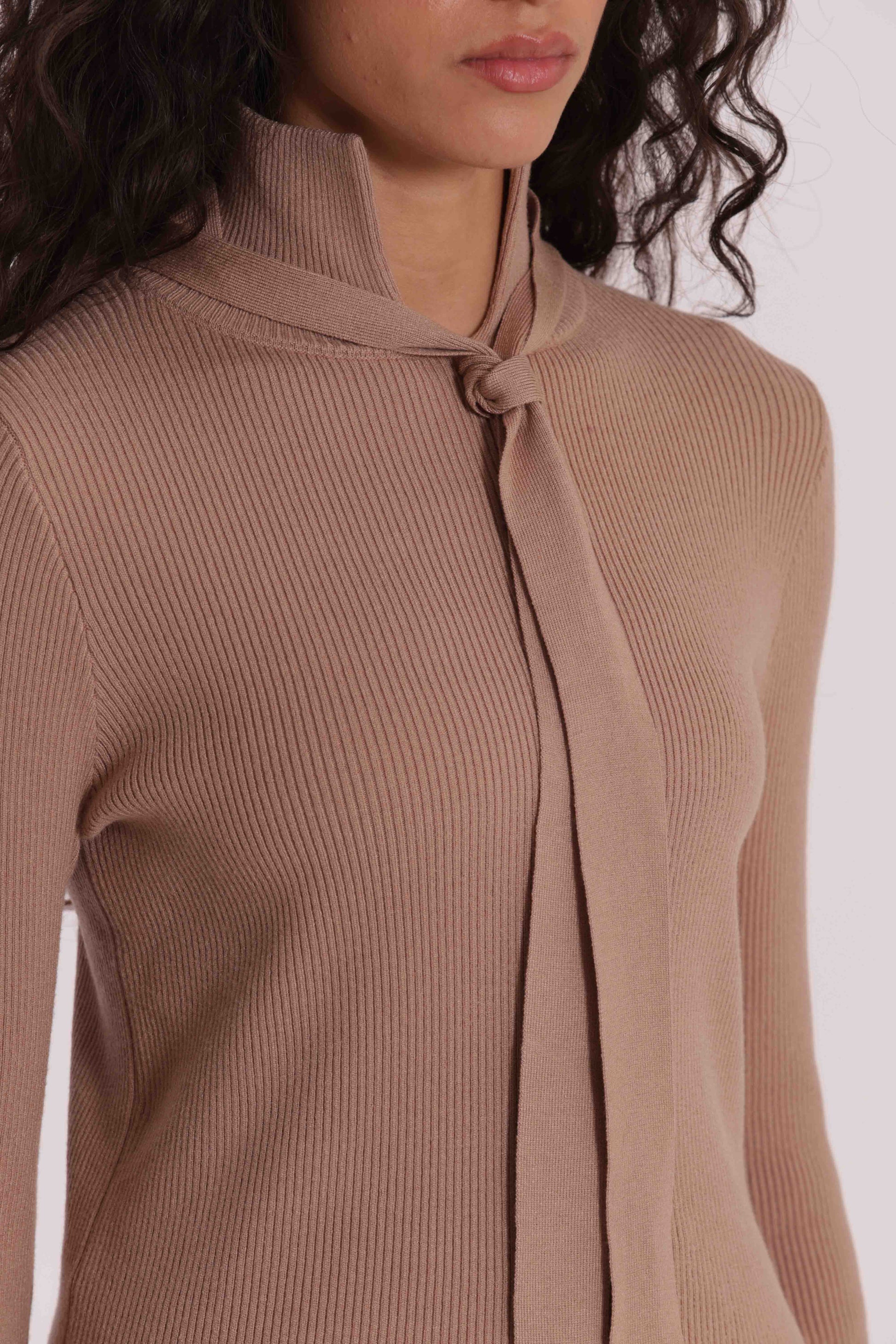 MAGLIA CON DETTAGLIO CRAVATTINO