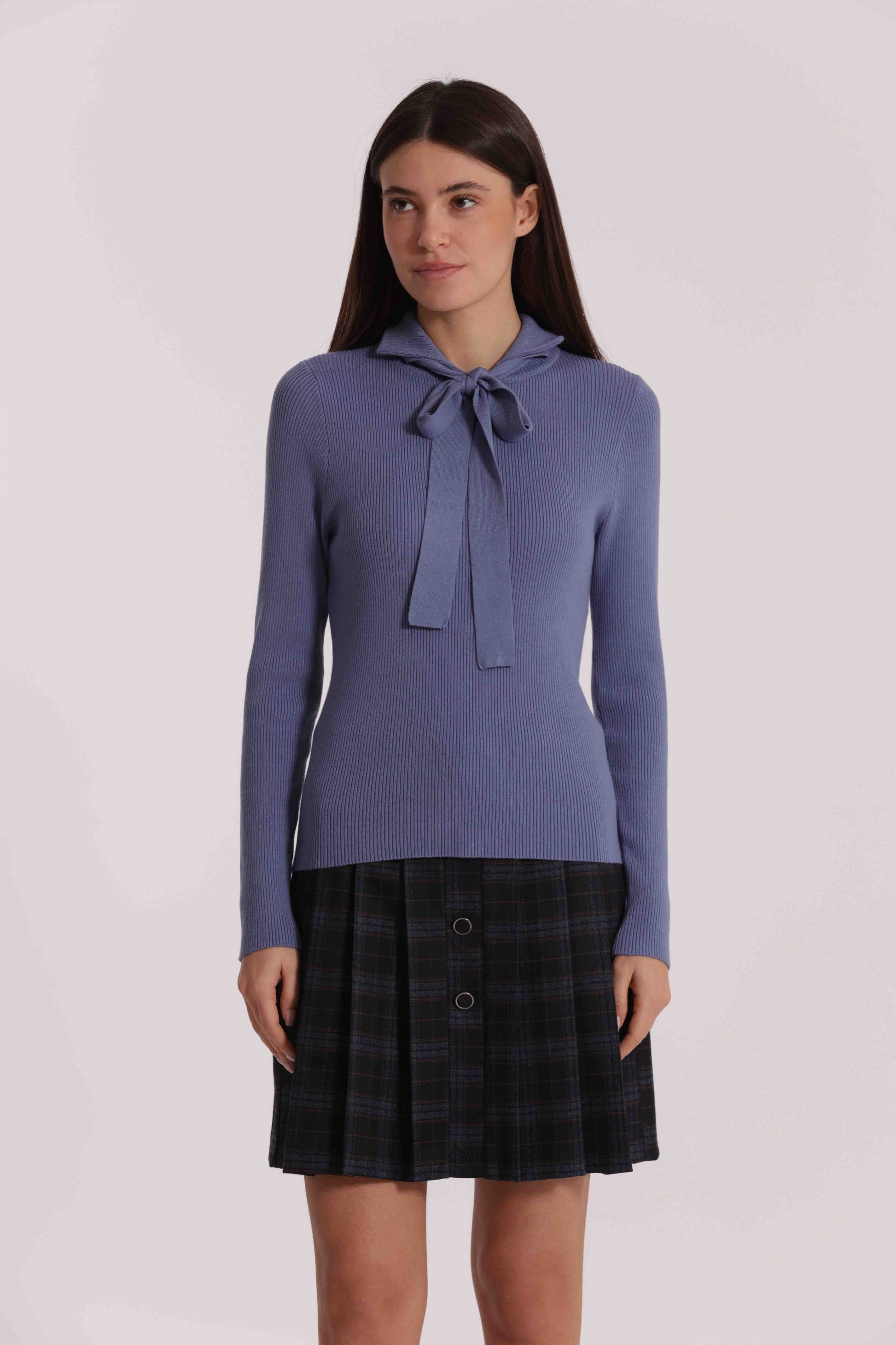MAGLIA CON DETTAGLIO CRAVATTINO