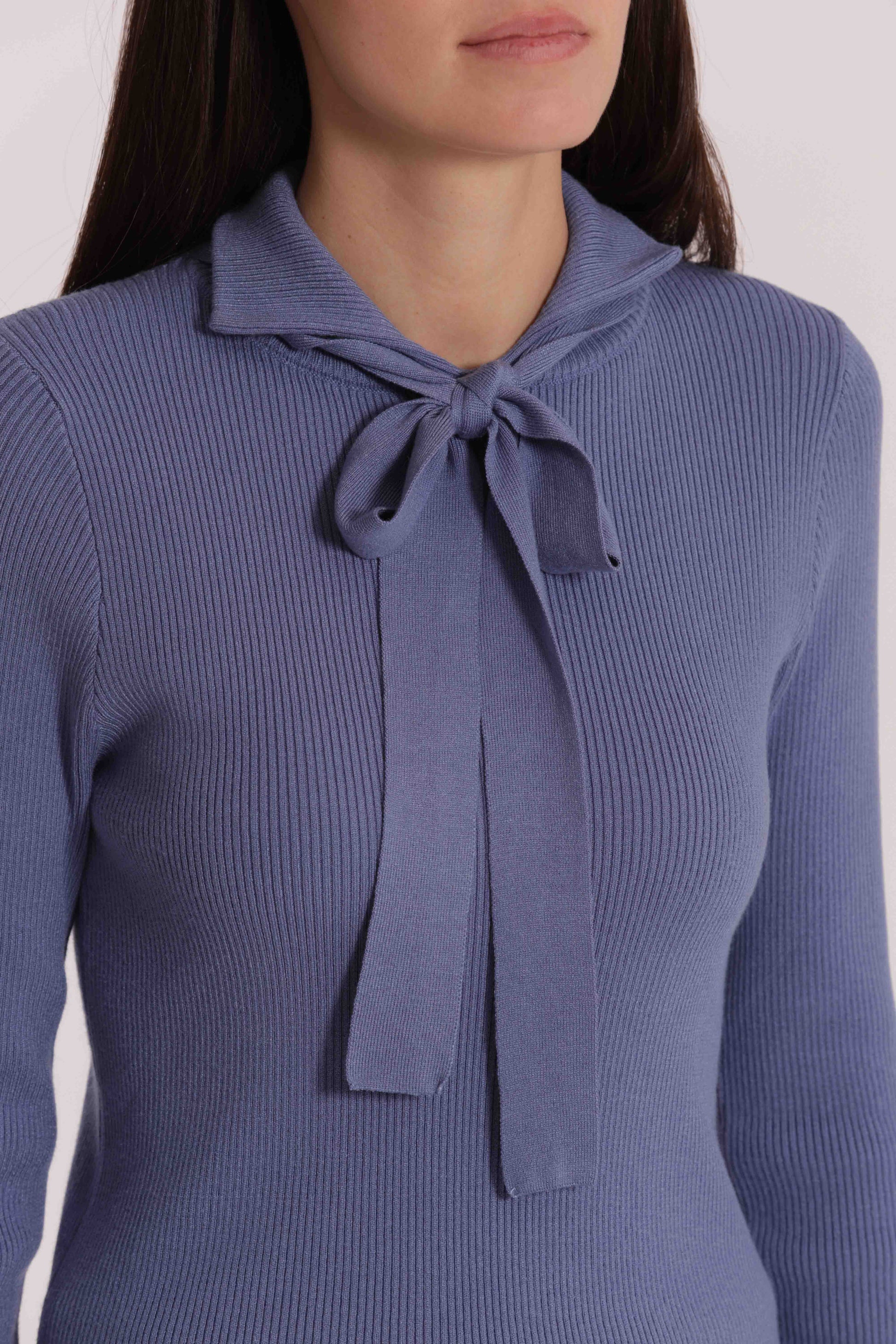 MAGLIA CON DETTAGLIO CRAVATTINO