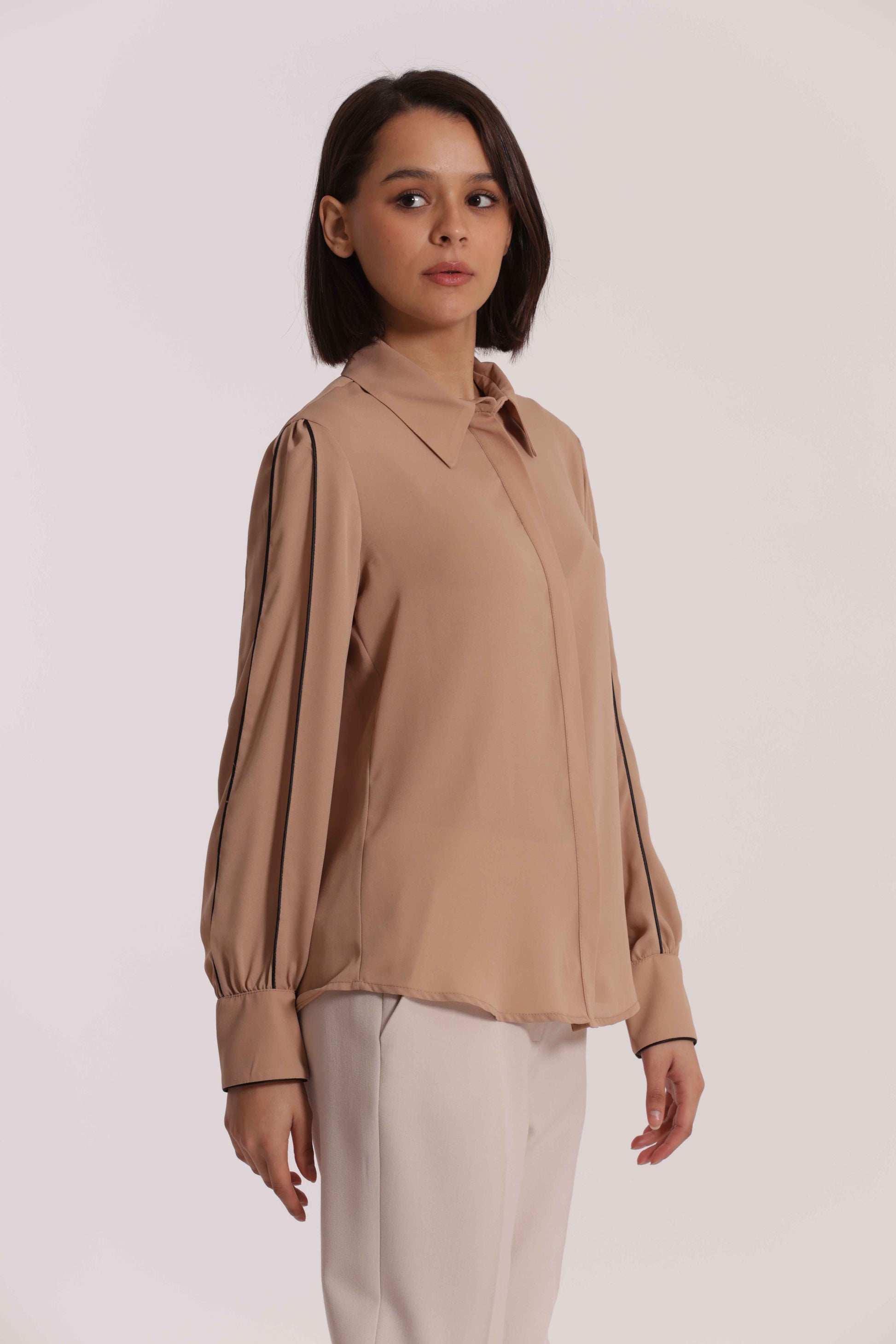 CAMICIA CON DETTAGLI BICOLOR SU MANICHE