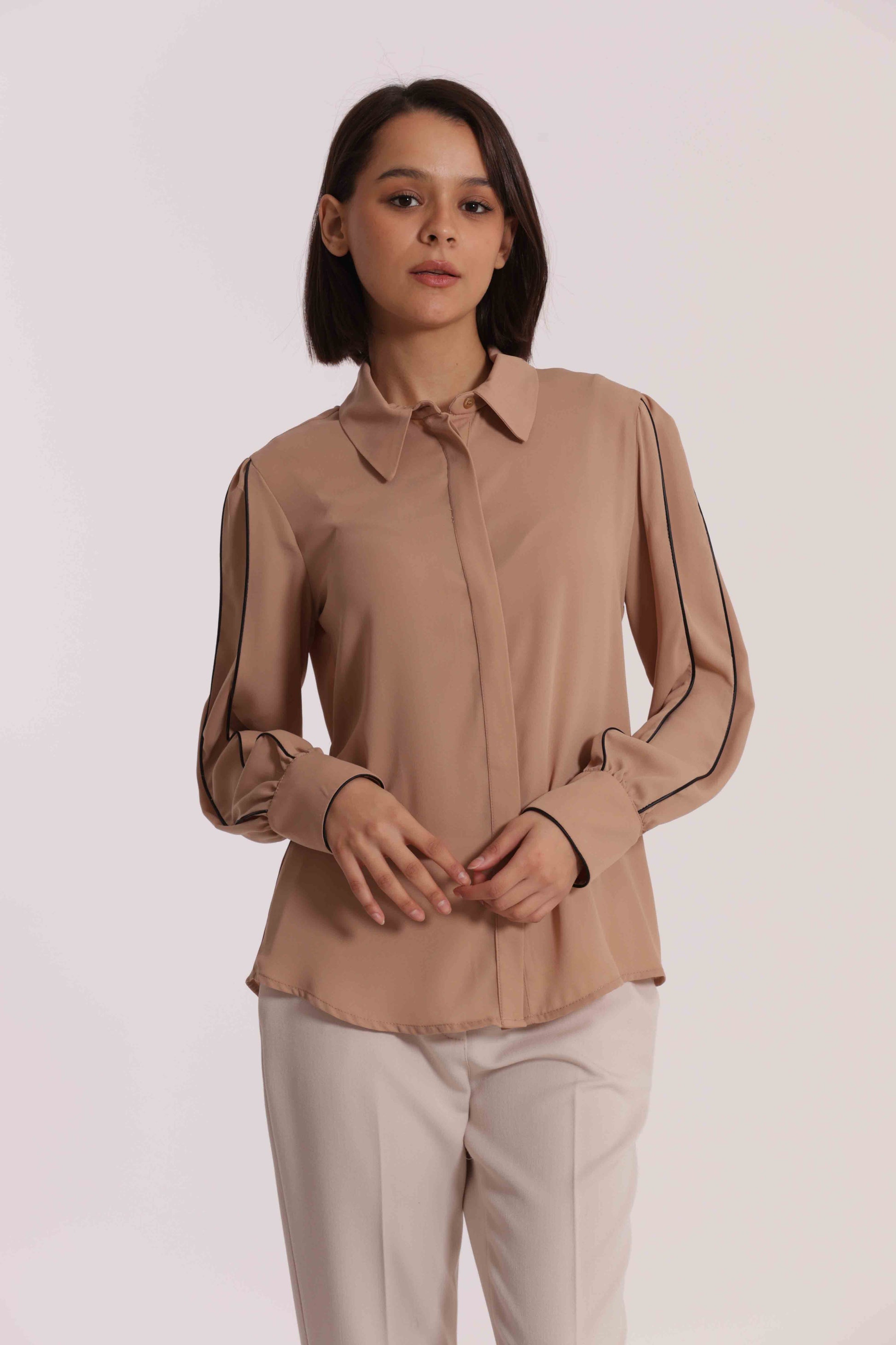 CAMICIA CON DETTAGLI BICOLOR SU MANICHE