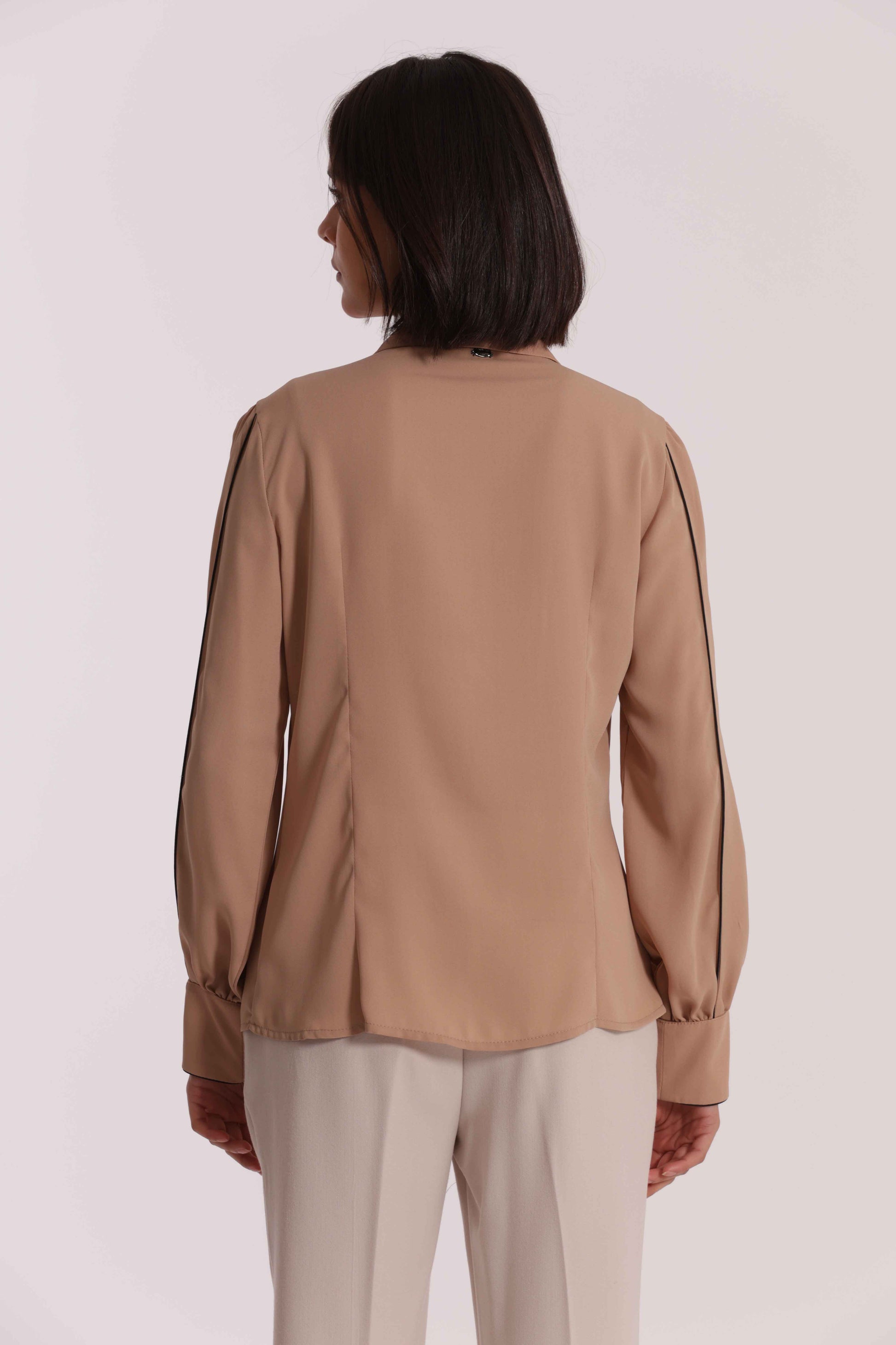 CAMICIA CON DETTAGLI BICOLOR SU MANICHE