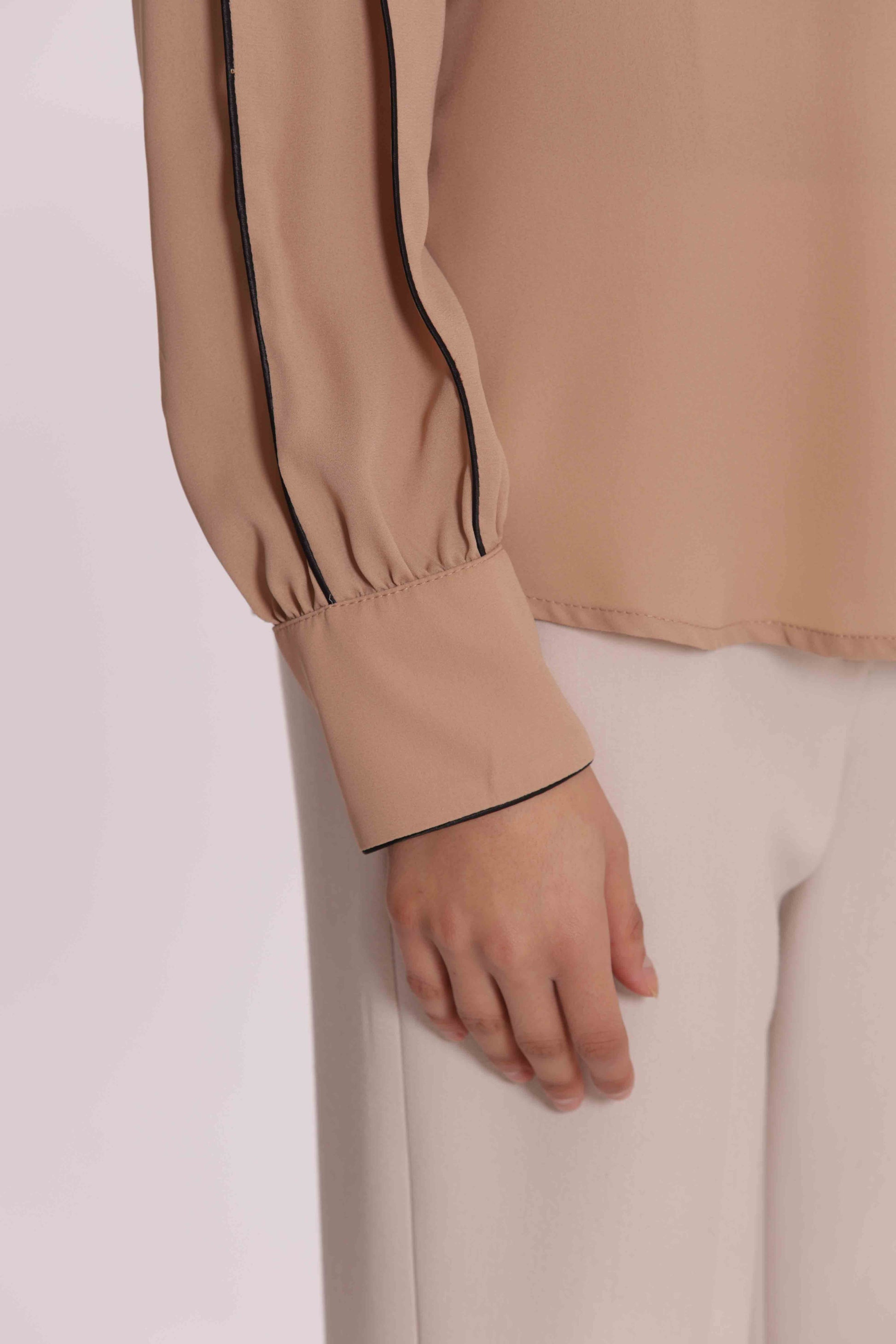 CAMICIA CON DETTAGLI BICOLOR SU MANICHE