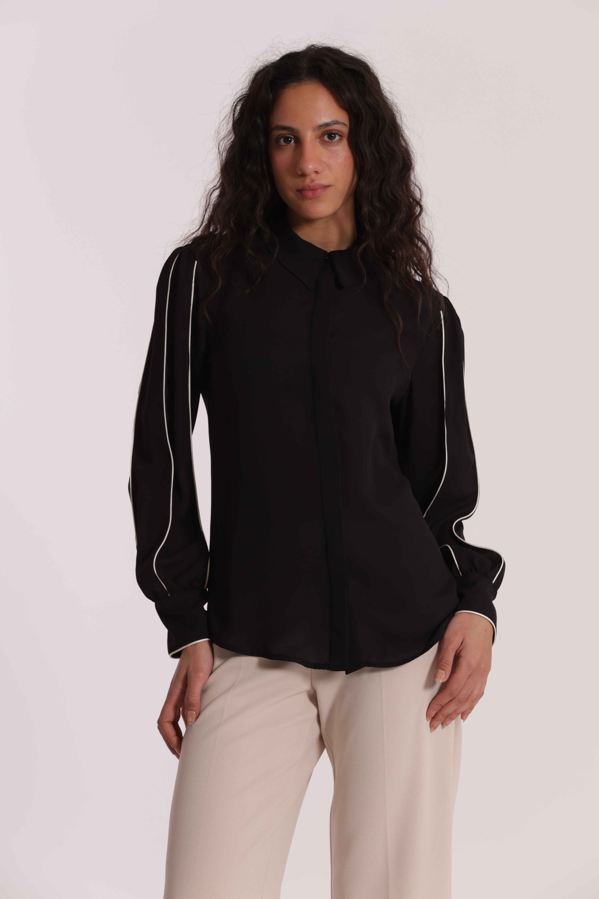CAMICIA CON DETTAGLI BICOLOR SU MANICHE