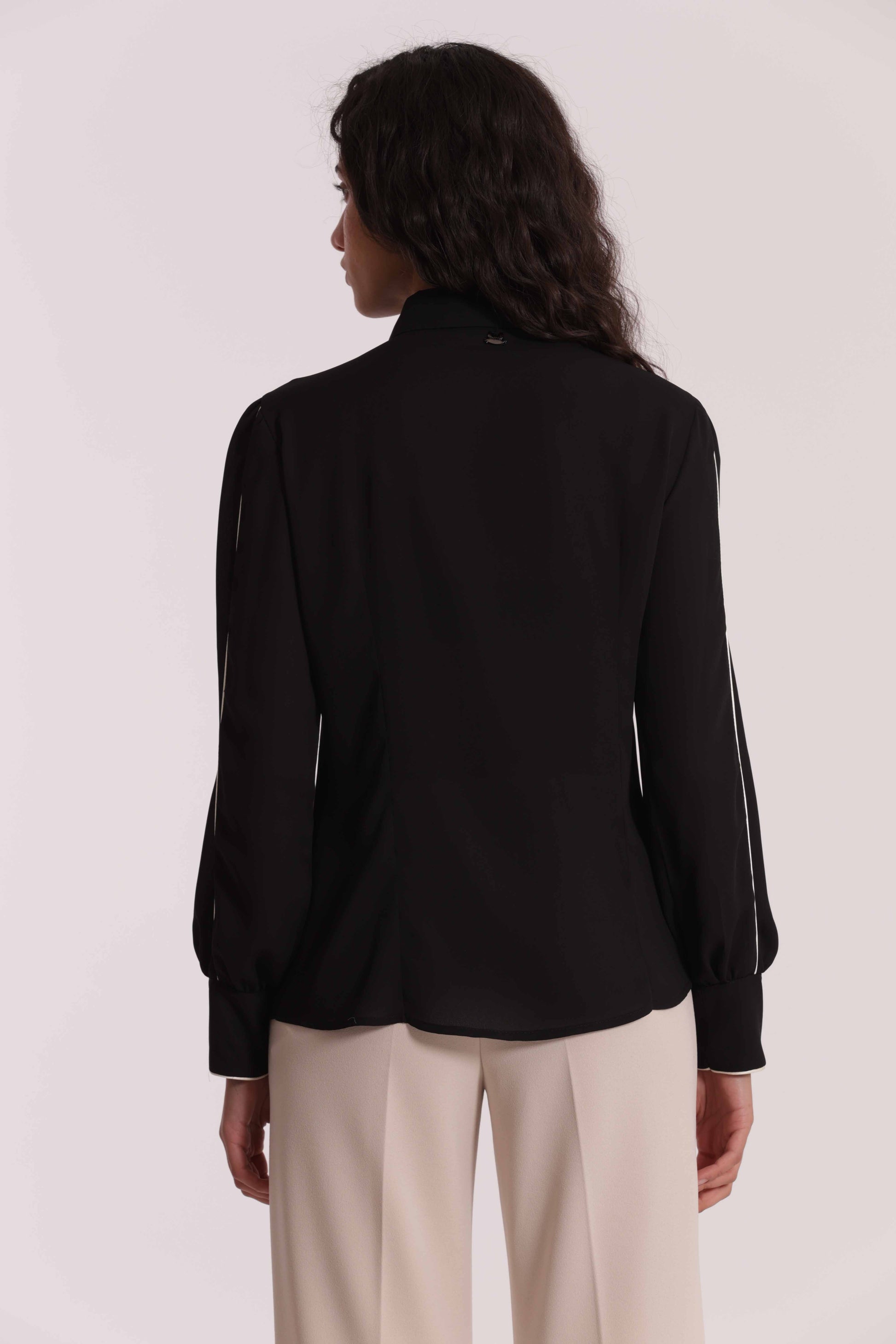 CAMICIA CON DETTAGLI BICOLOR SU MANICHE