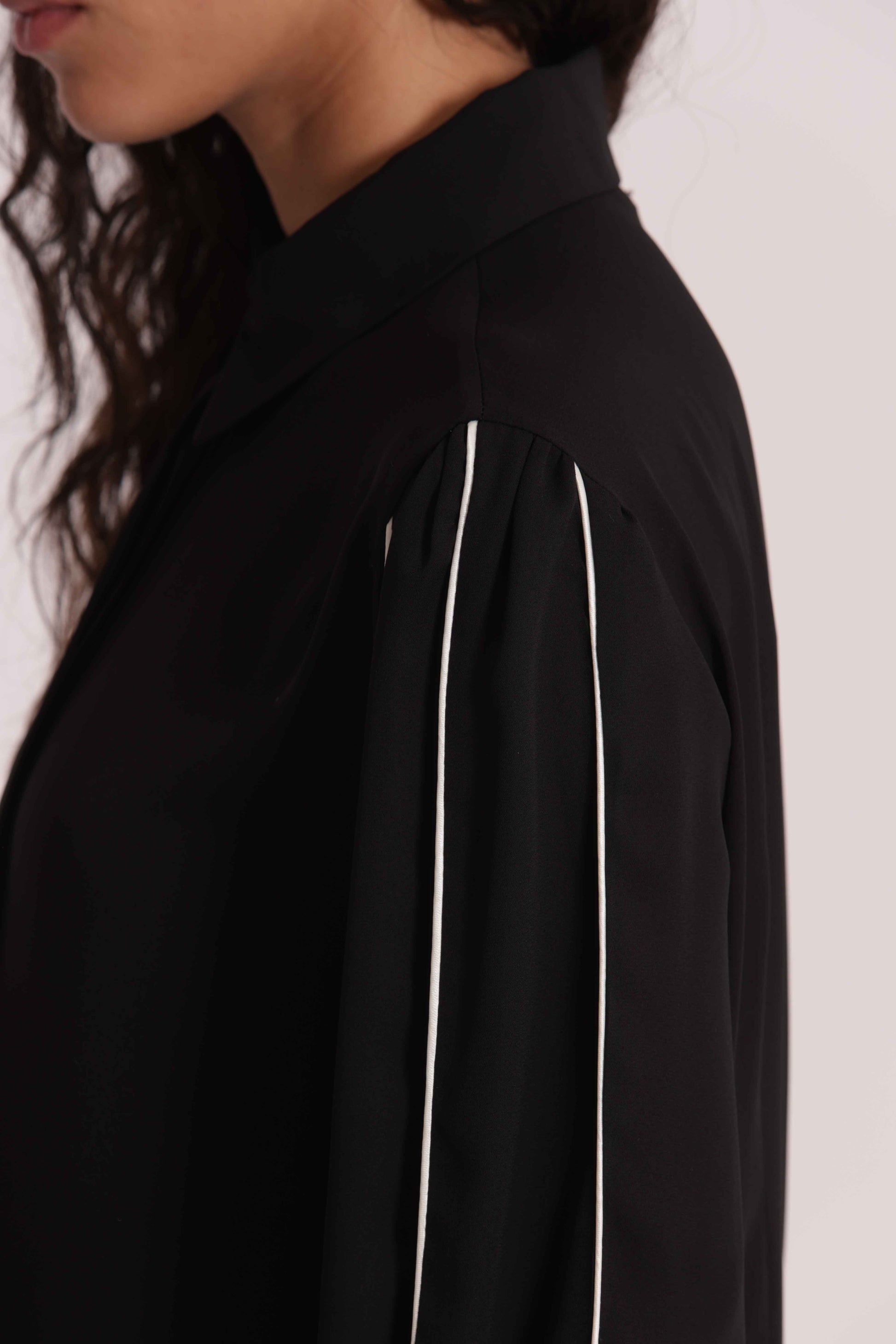 CAMICIA CON DETTAGLI BICOLOR SU MANICHE