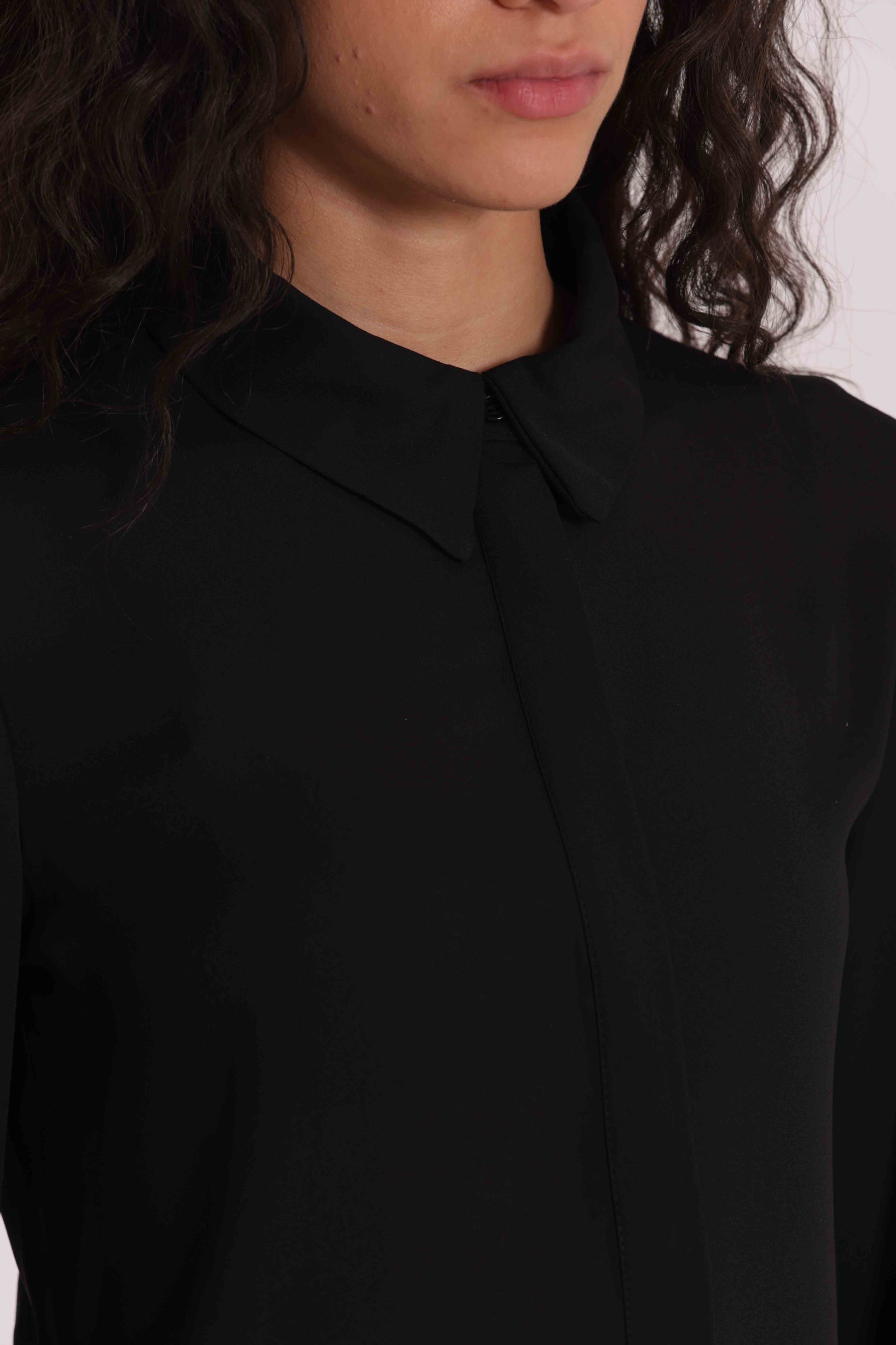 CAMICIA CON DETTAGLI BICOLOR SU MANICHE