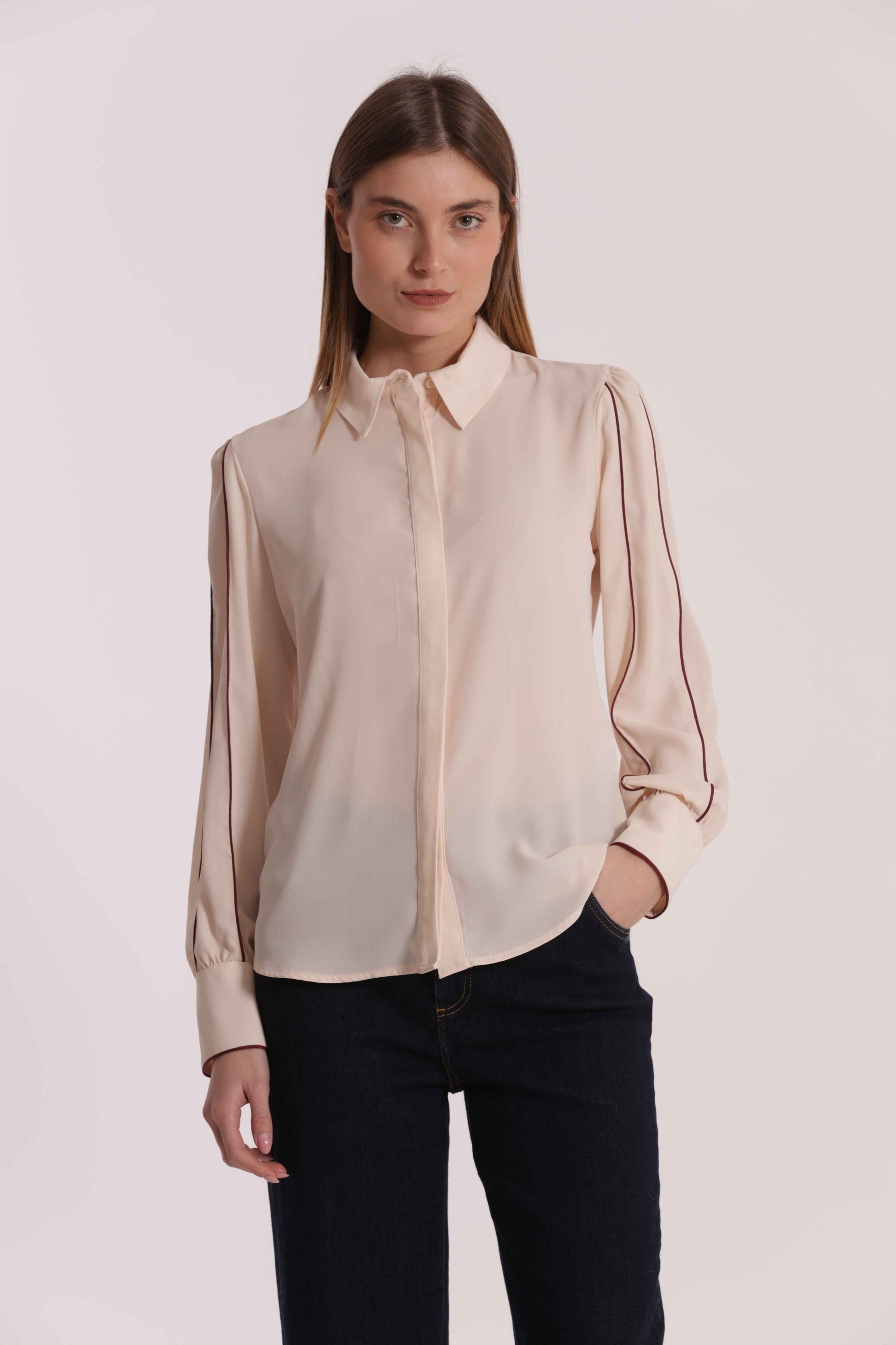 CAMICIA CON DETTAGLI BICOLOR SU MANICHE