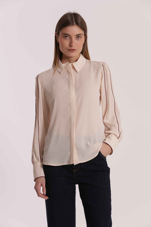 CAMICIA CON DETTAGLI BICOLOR SU MANICHE