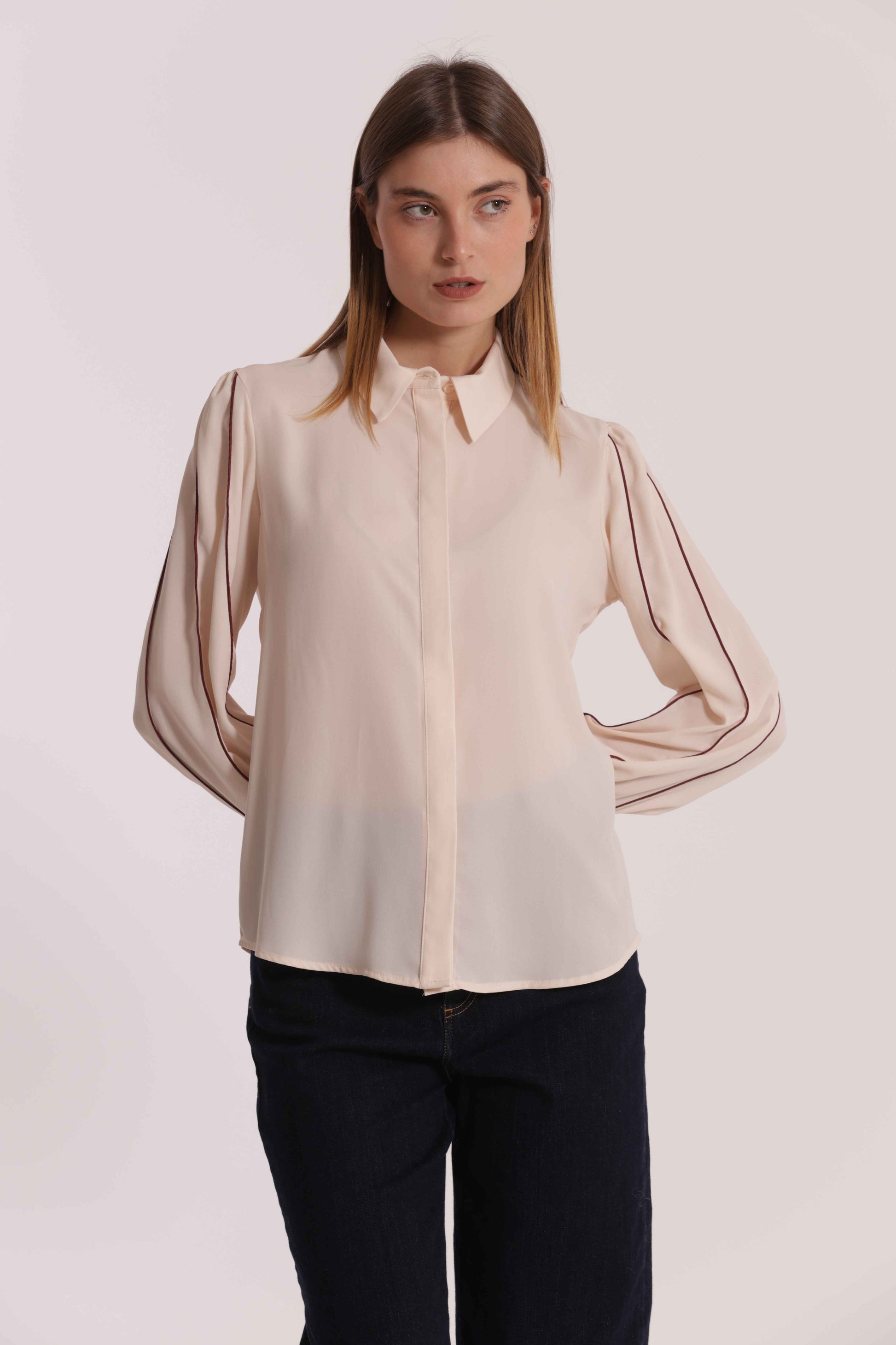 CAMICIA CON DETTAGLI BICOLOR SU MANICHE