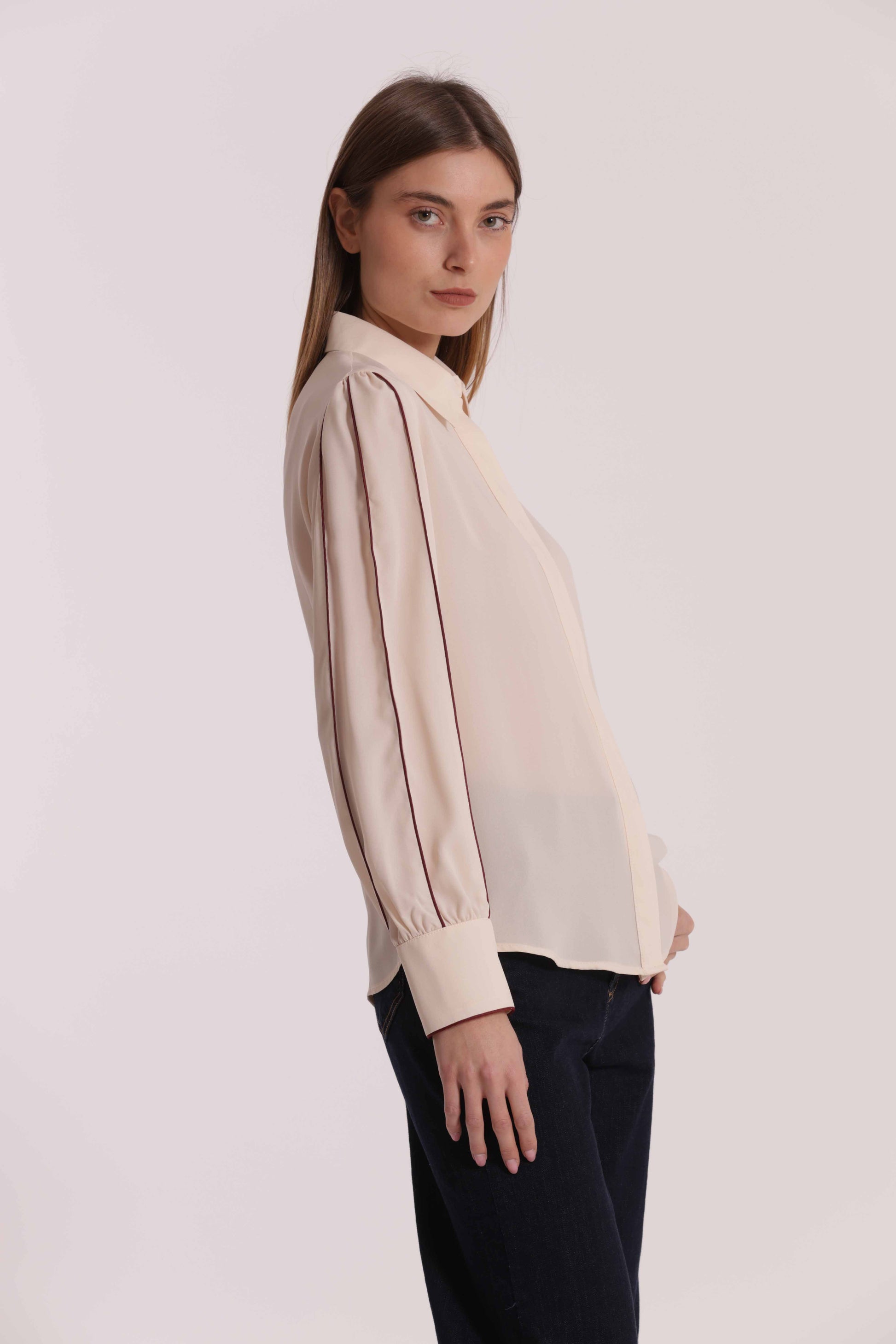 CAMICIA CON DETTAGLI BICOLOR SU MANICHE