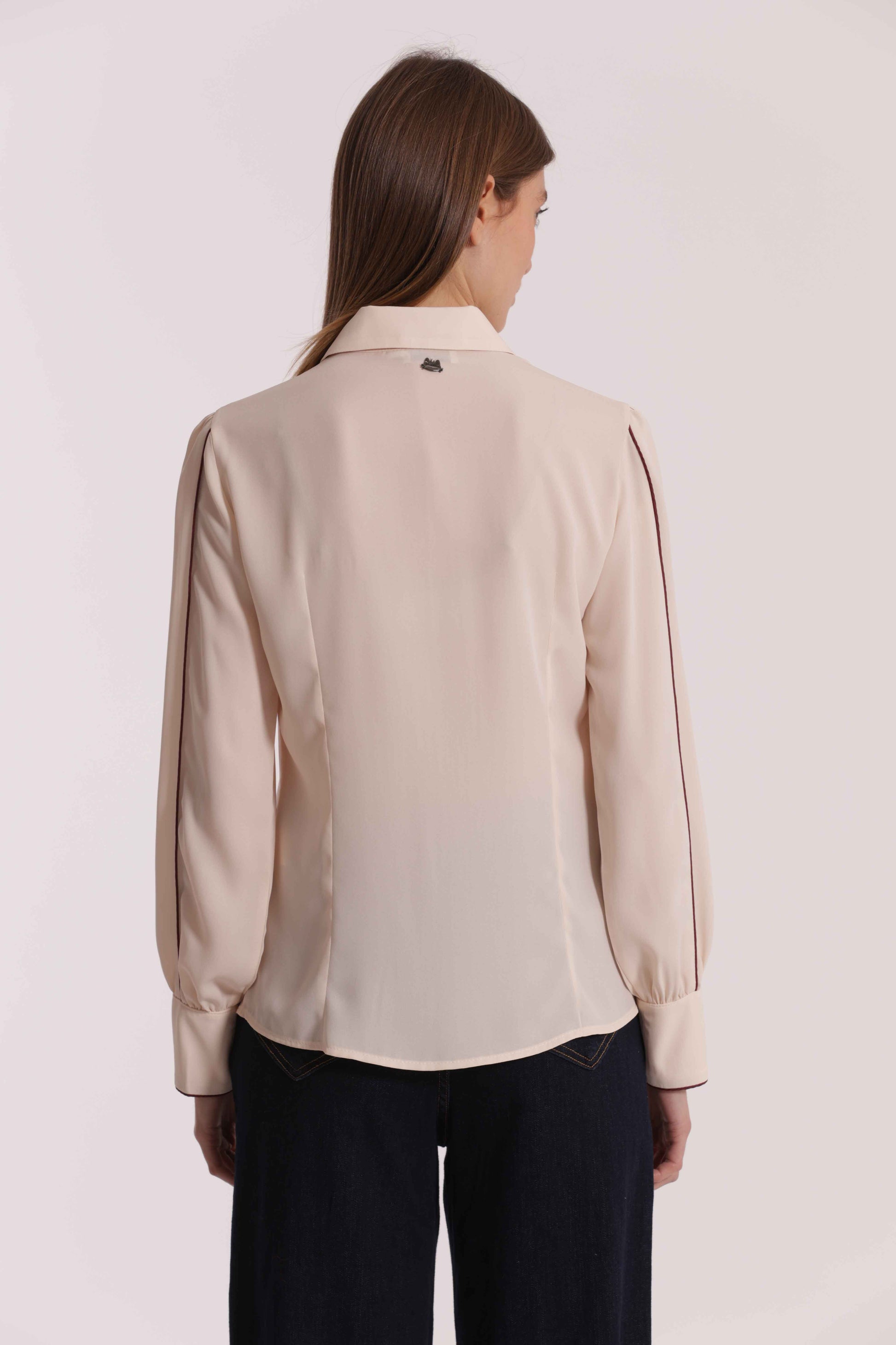 CAMICIA CON DETTAGLI BICOLOR SU MANICHE