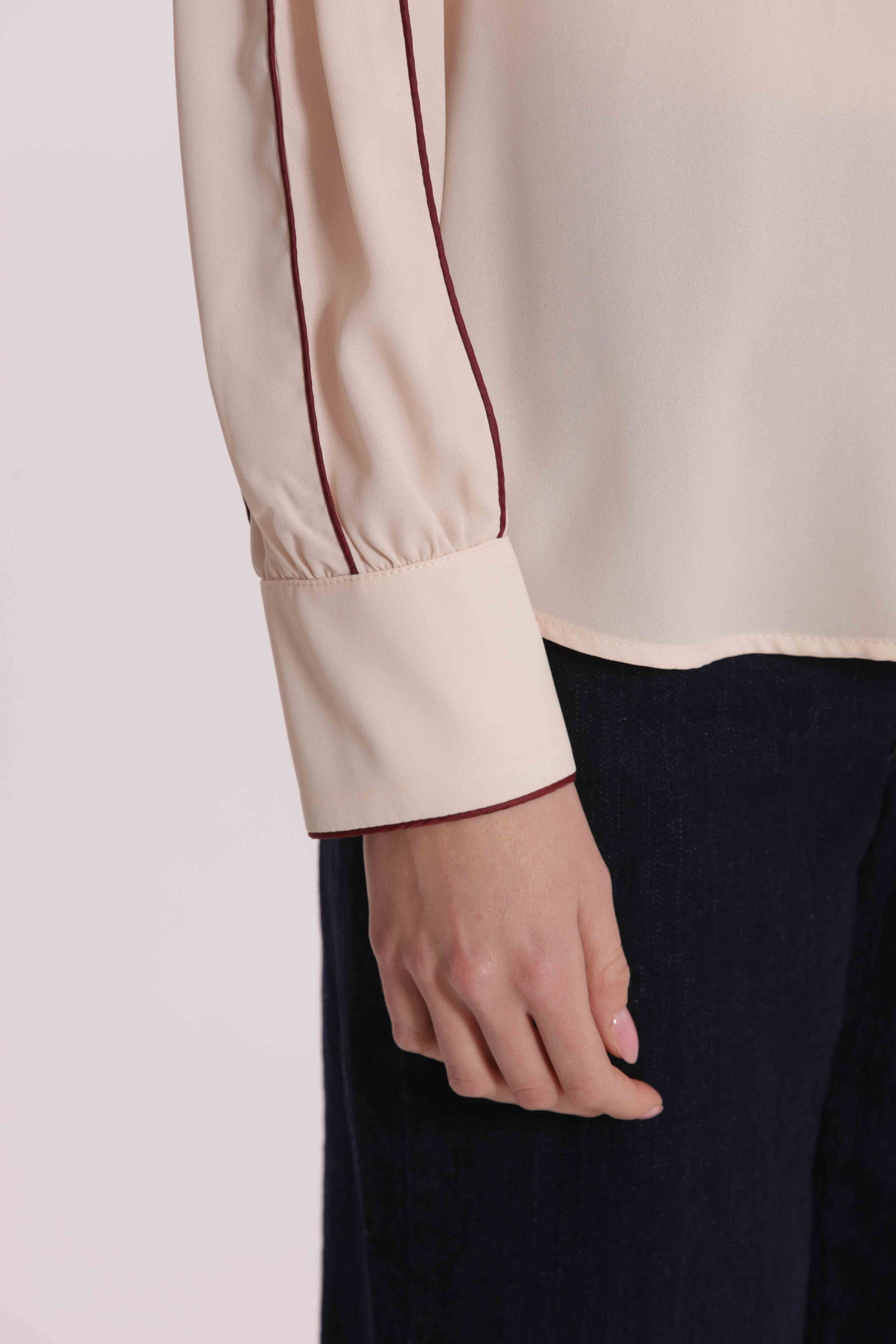 CAMICIA CON DETTAGLI BICOLOR SU MANICHE