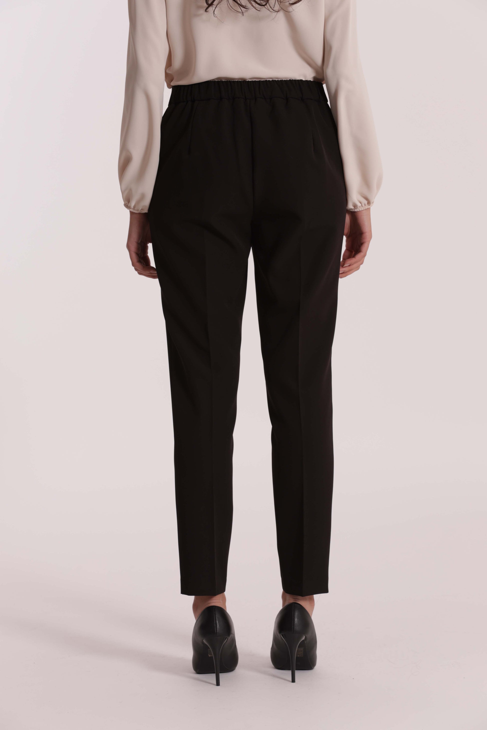 PANTALONE SIGARETTA CON ELASTICO DIETRO IN TESSUTO TECNICO
