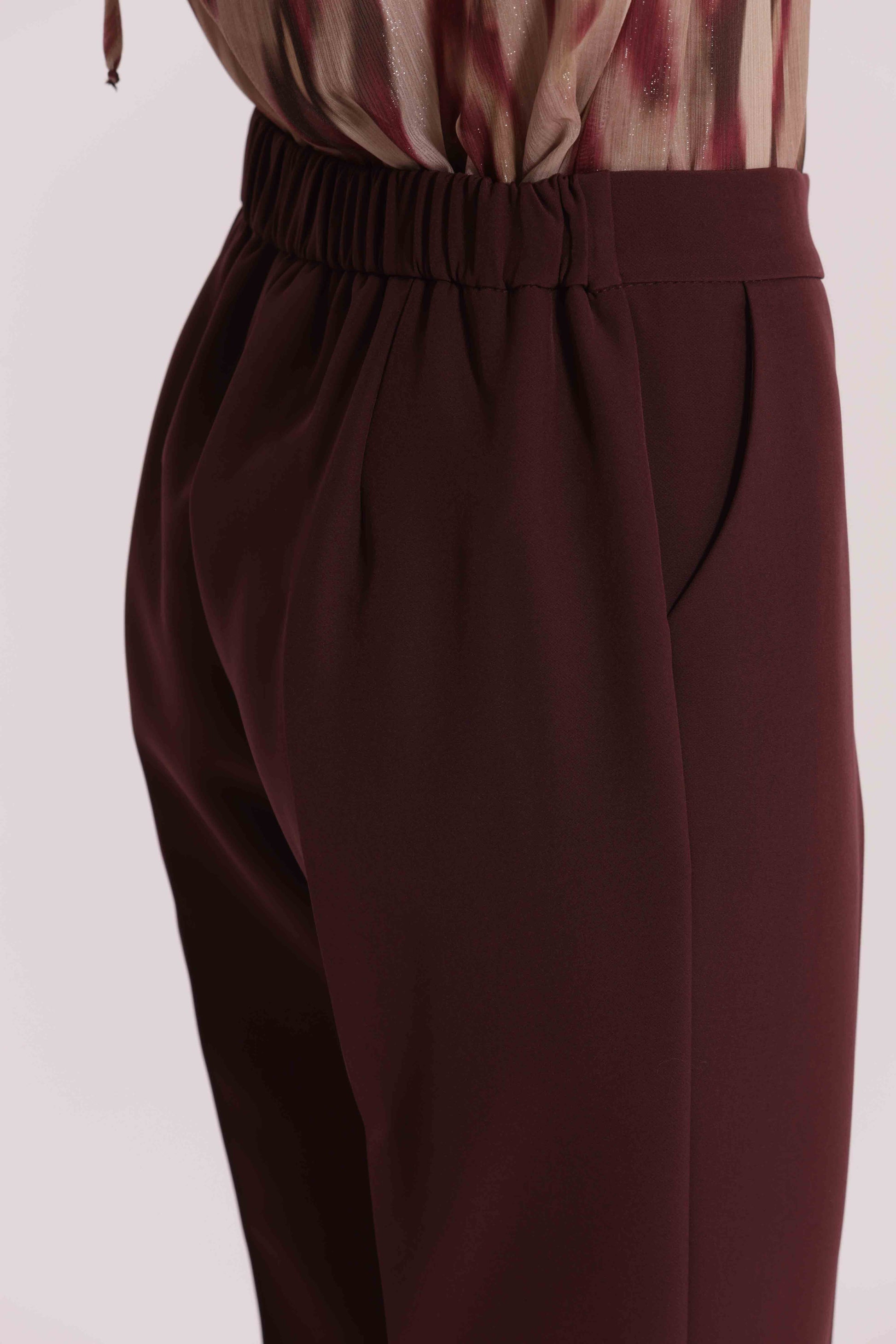 PANTALONE SIGARETTA CON ELASTICO DIETRO IN TESSUTO TECNICO