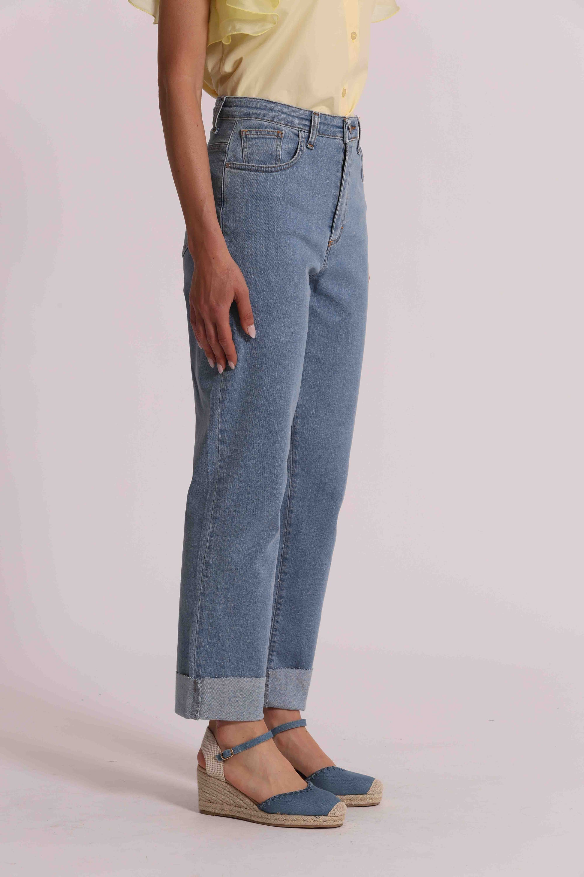 JEANS CROPPED CON RISVOLTO