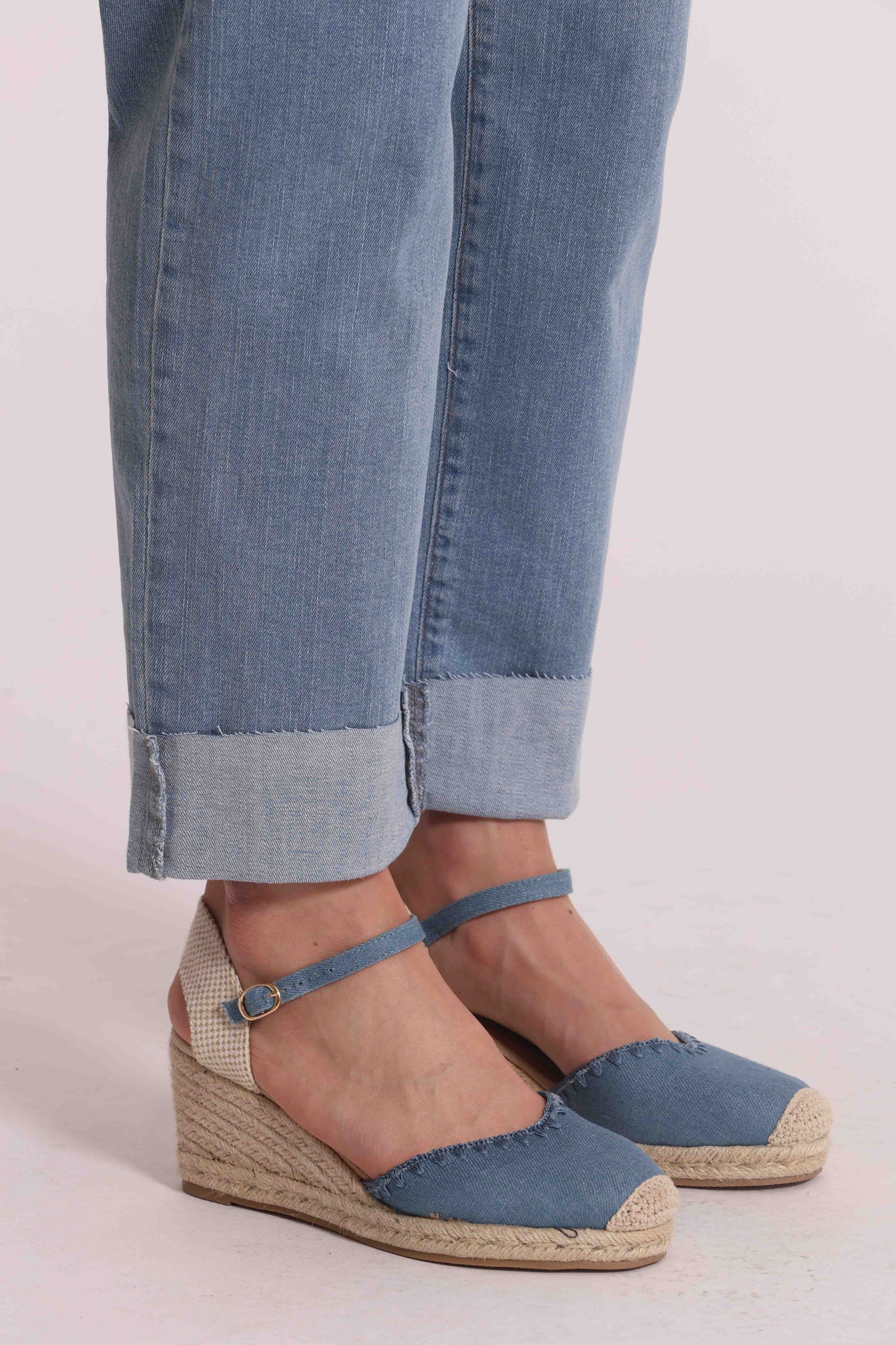 JEANS CROPPED CON RISVOLTO