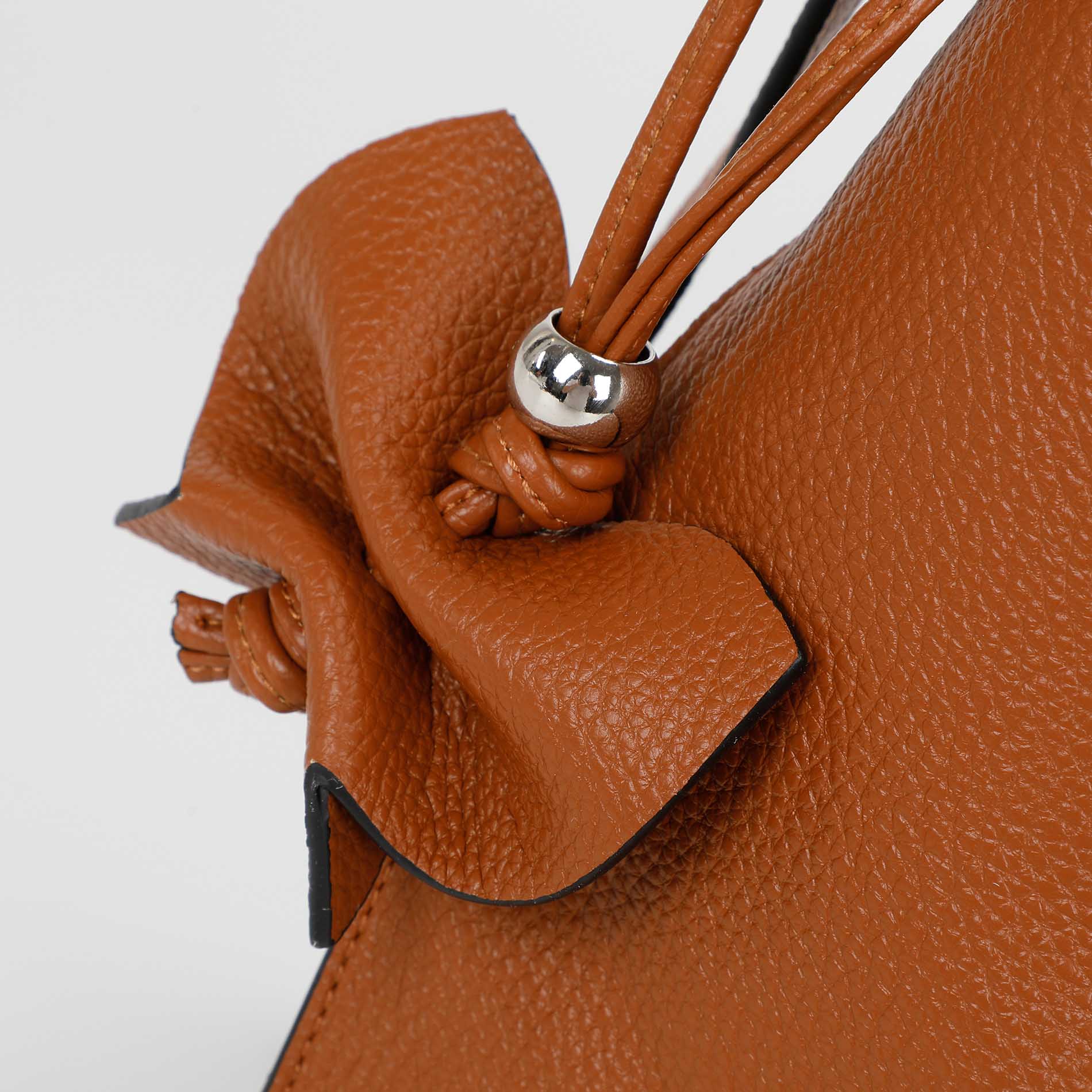 BORSA A SPALLA GRANDE CON BORDI NERI