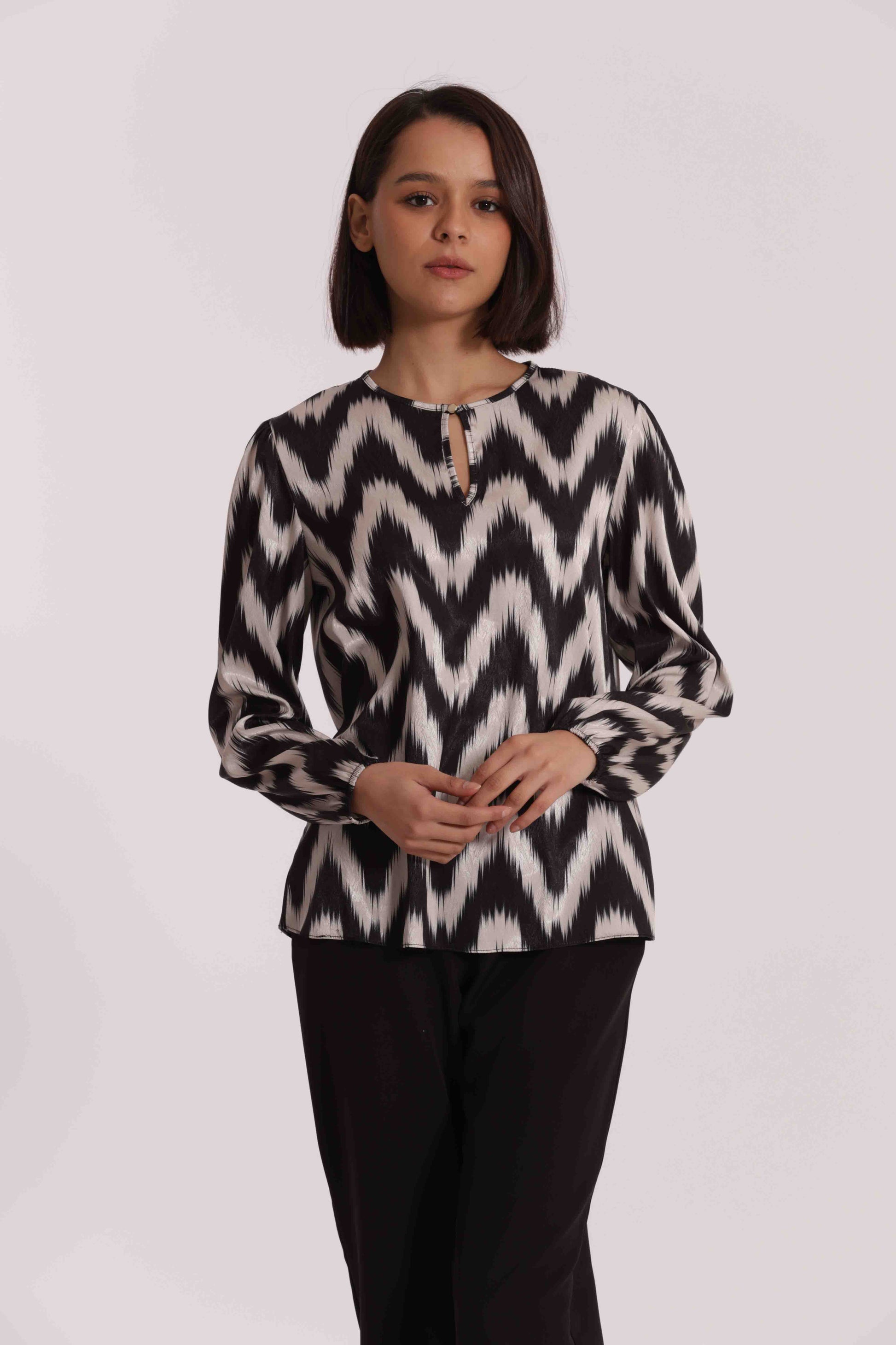 BLUSA CON BOTTONCINO FANTASIA CHEVRON