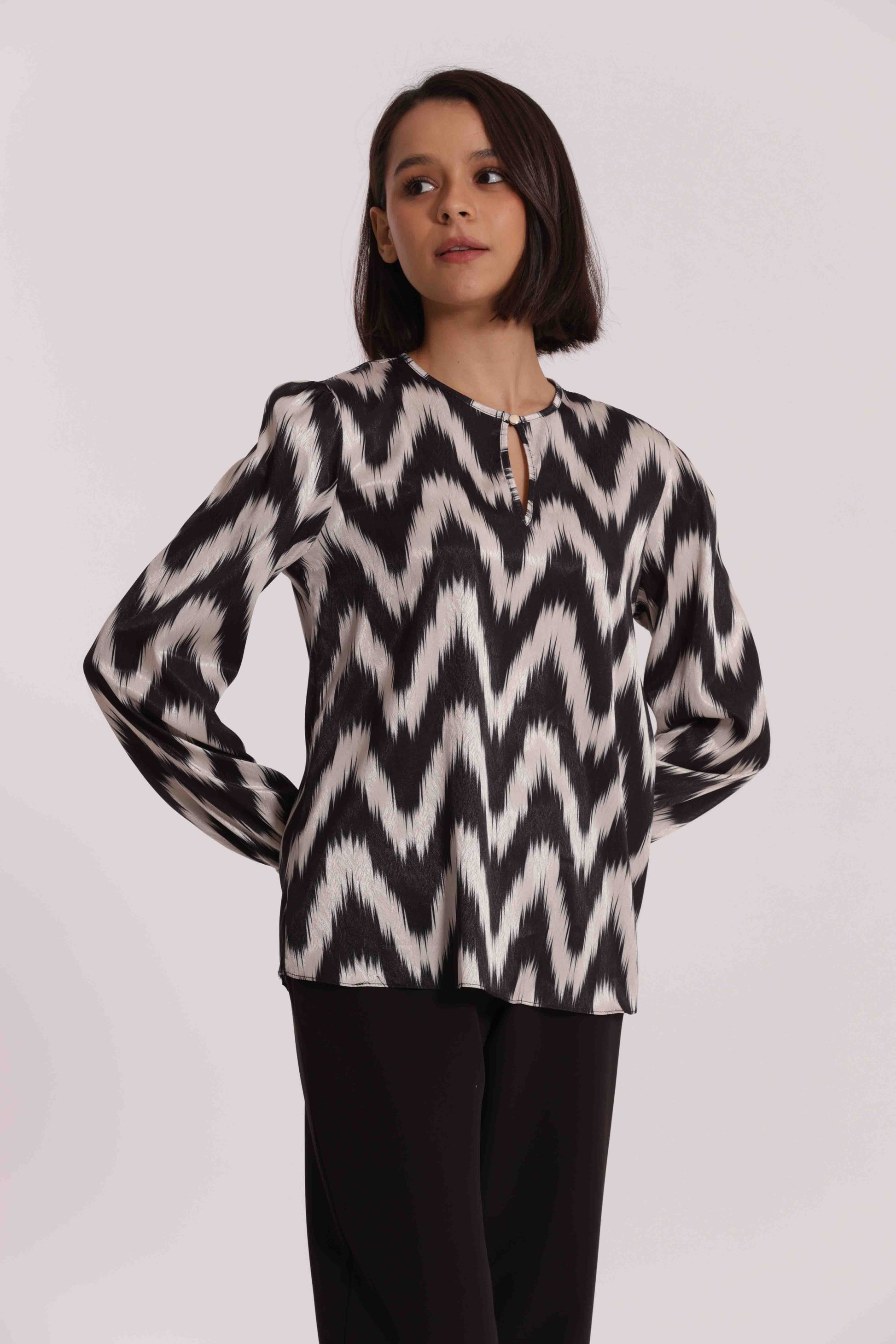 BLUSA CON BOTTONCINO FANTASIA CHEVRON