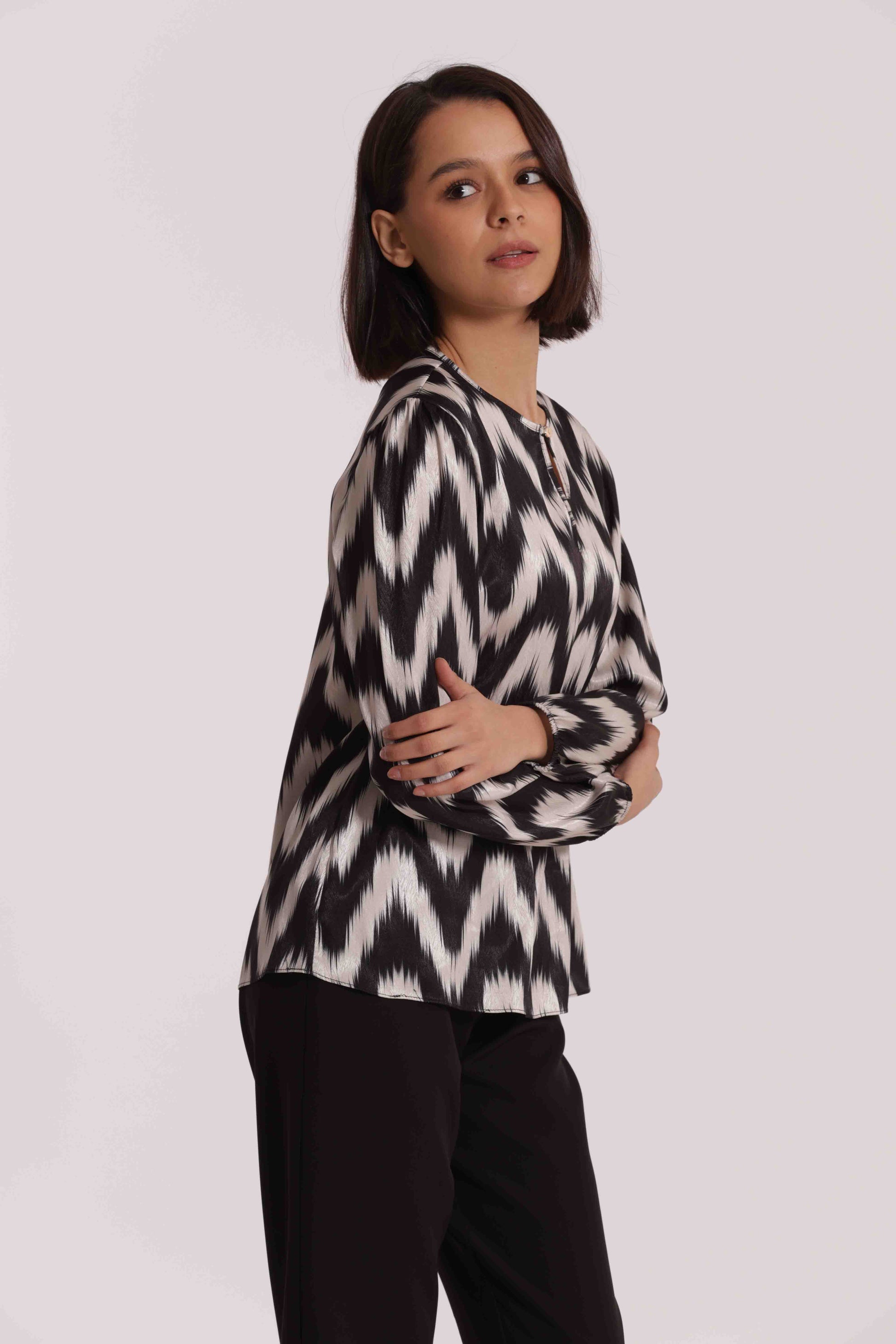 BLUSA CON BOTTONCINO FANTASIA CHEVRON