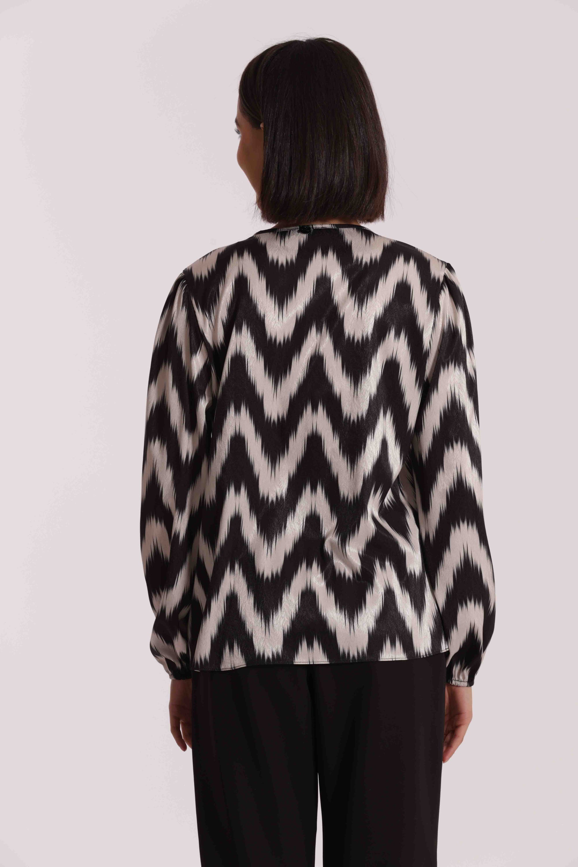 BLUSA CON BOTTONCINO FANTASIA CHEVRON