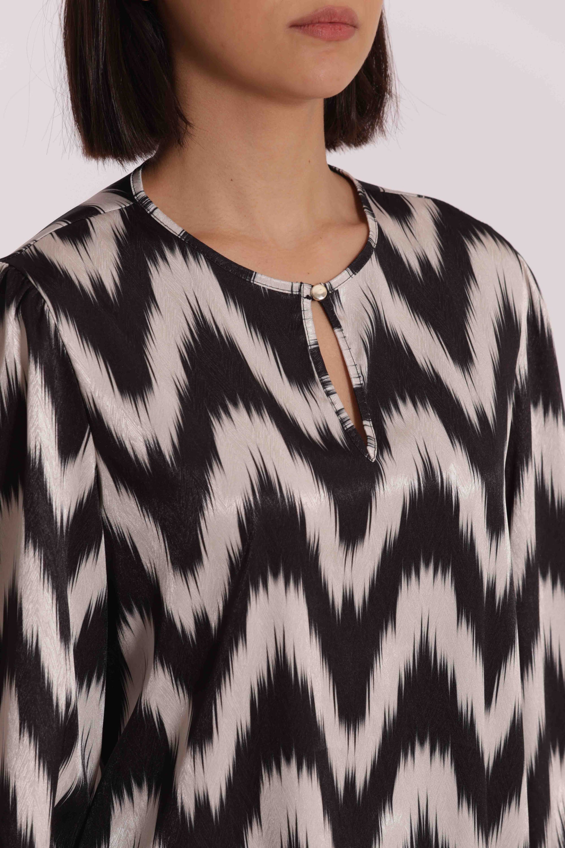 BLUSA CON BOTTONCINO FANTASIA CHEVRON