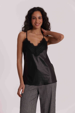 TOP IN SIMIL PELLE E DETTAGLIO IN PIZZO