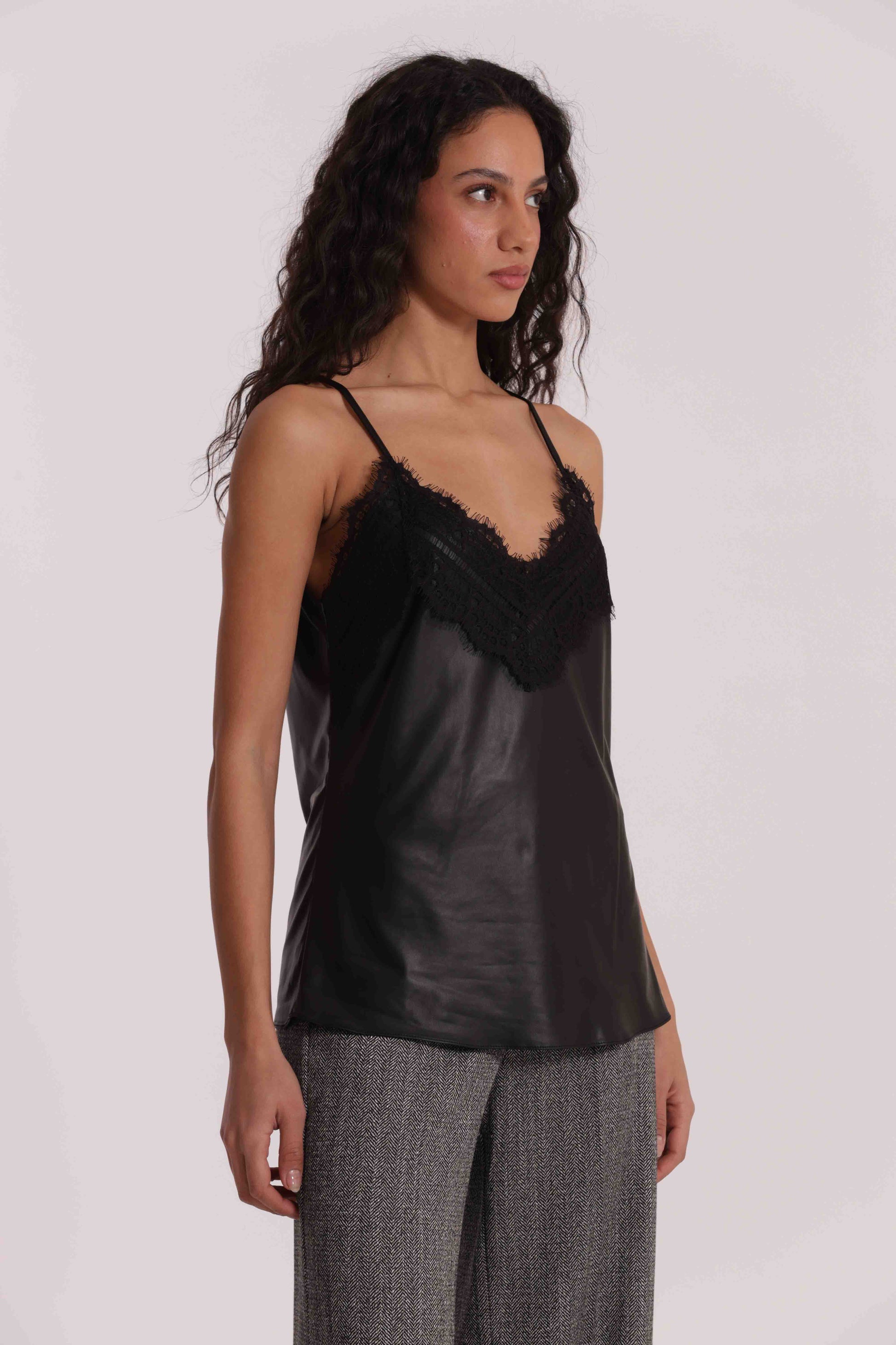 TOP IN SIMIL PELLE E DETTAGLIO IN PIZZO