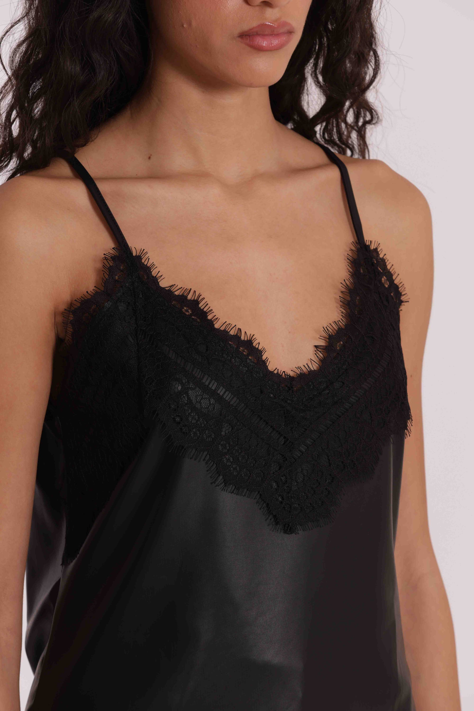 TOP IN SIMIL PELLE E DETTAGLIO IN PIZZO