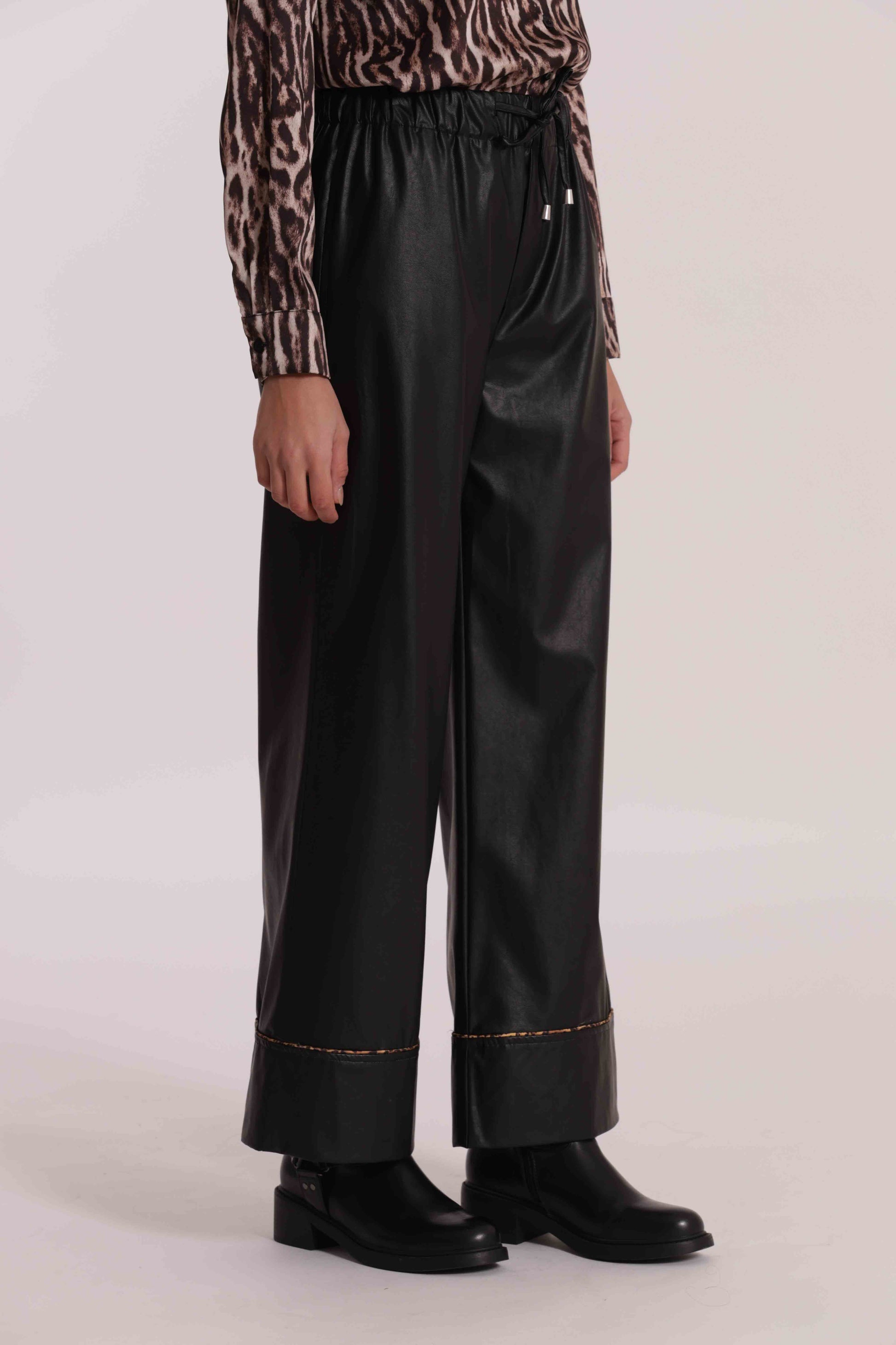 PANTALONE PALAZZO IN SIMILPELLE CON DETTAGLI ANIMALIER