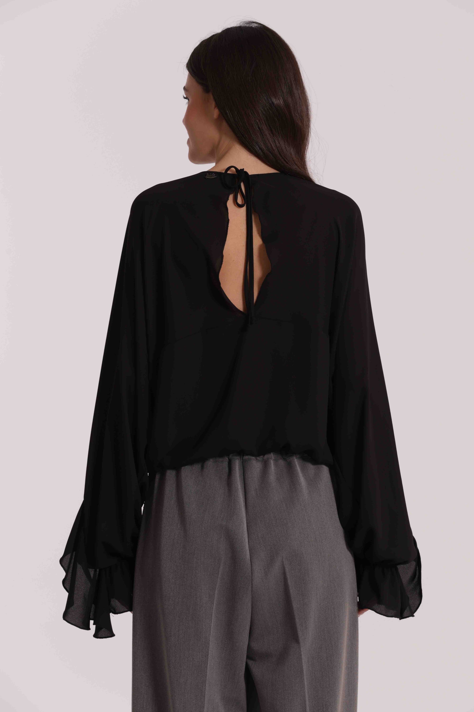 BLUSA CON ROUCHES