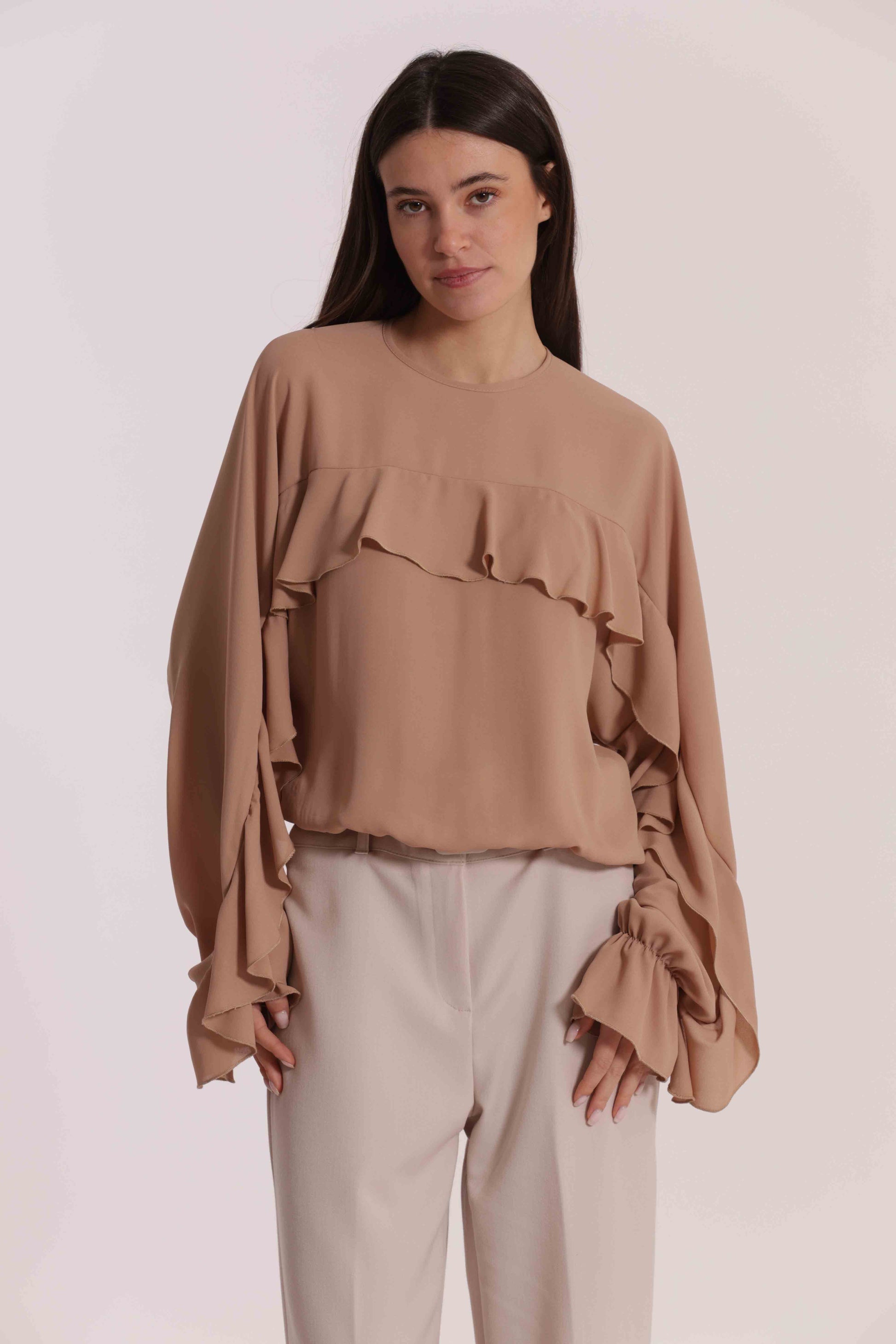 BLUSA CON ROUCHES