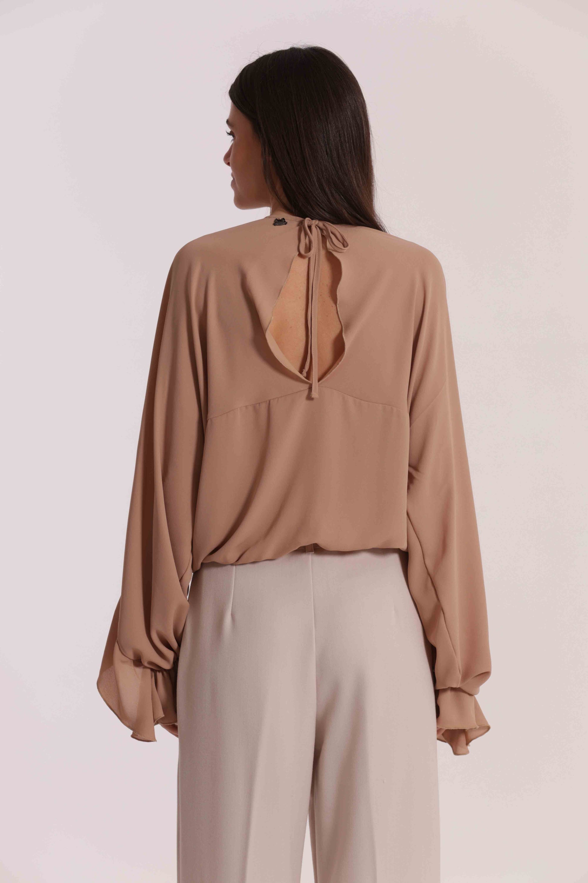 BLUSA CON ROUCHES