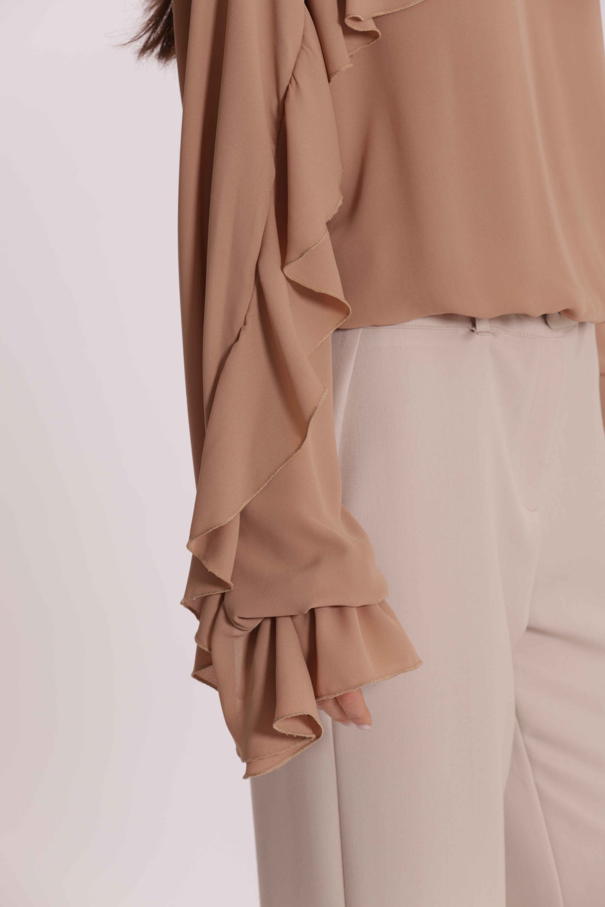 BLUSA CON ROUCHES