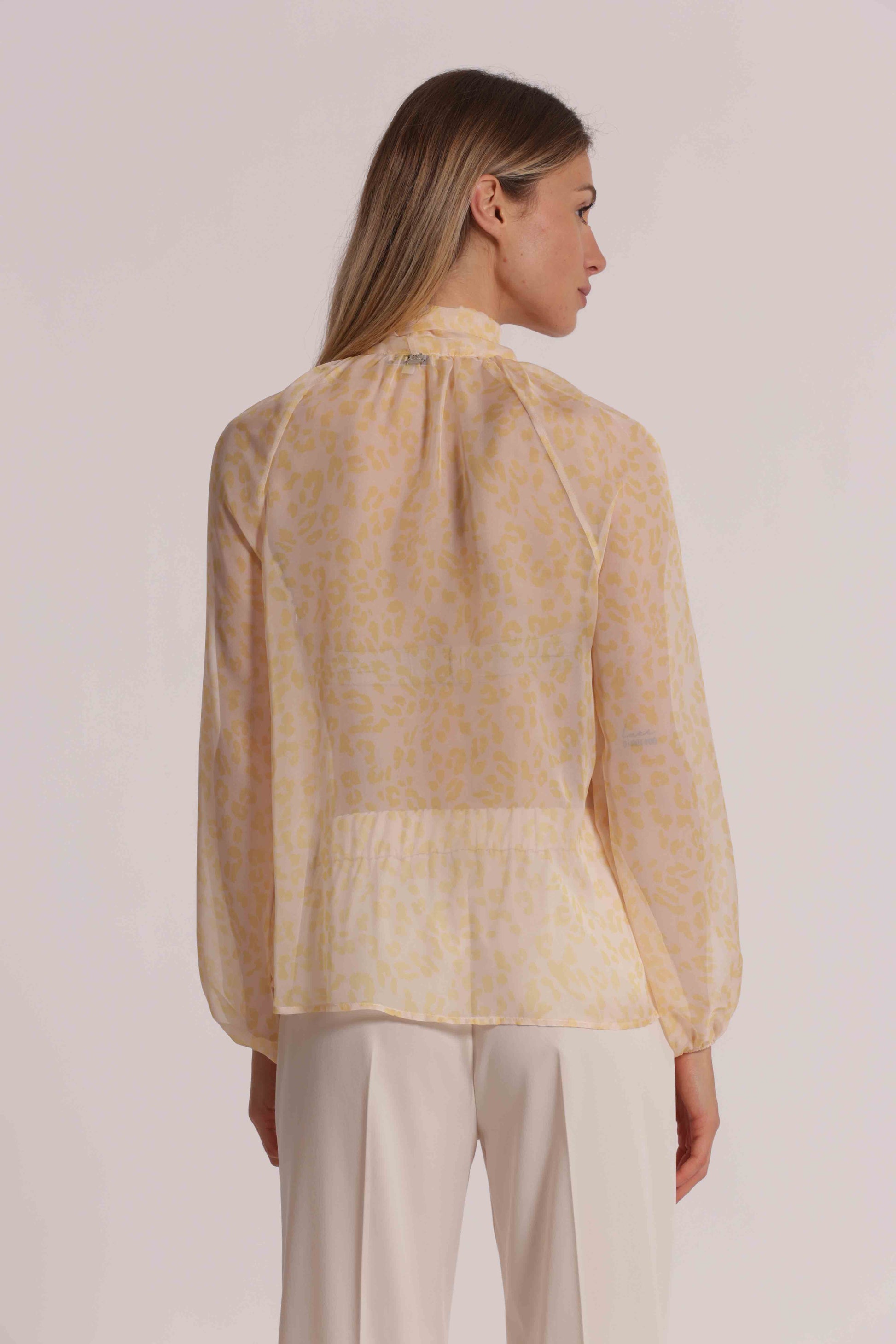 BLUSA ANIMALIER CON FIOCCO